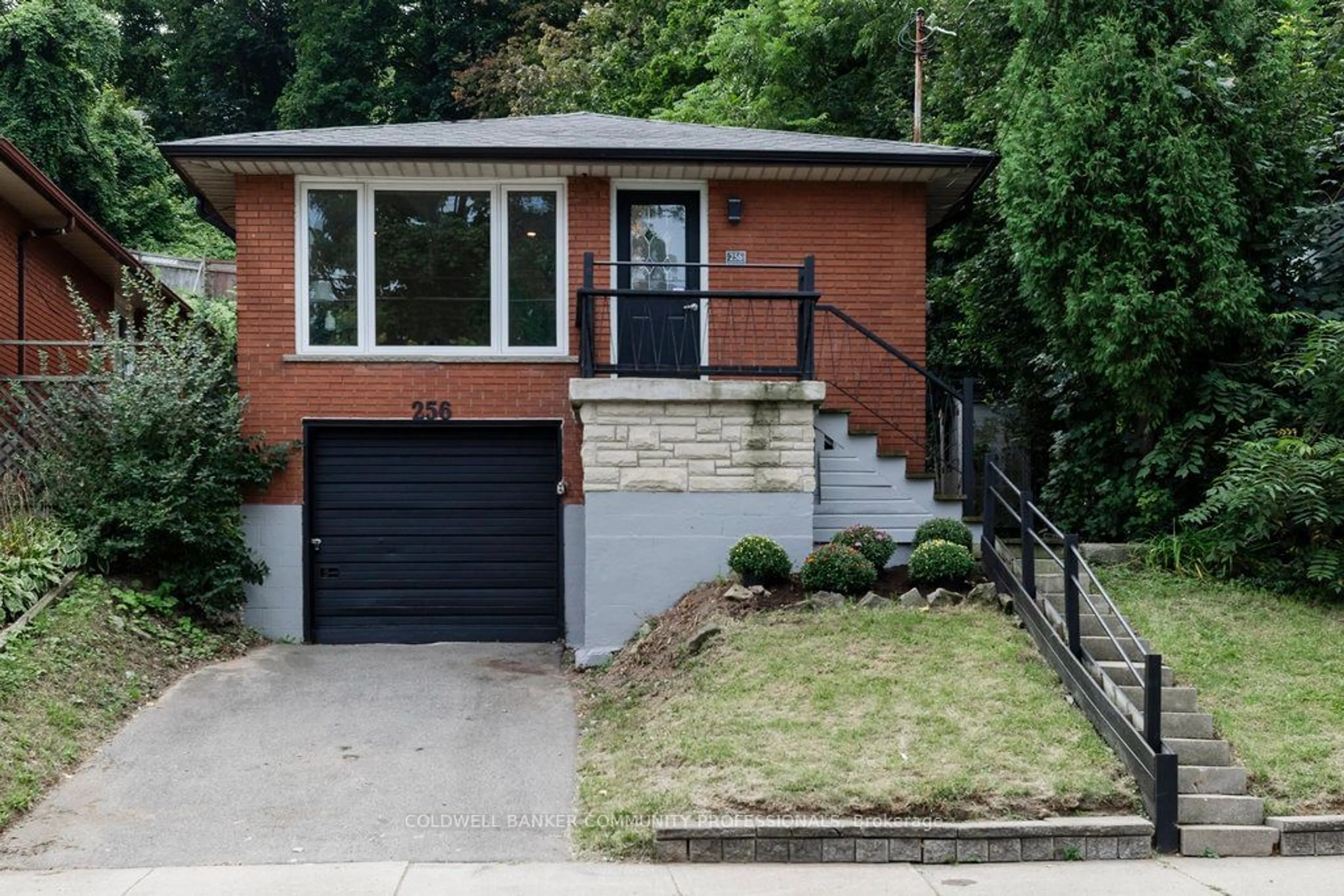 Home with brick exterior material for 256 Charlton Ave, Hamilton Ontario L8N 1Z1