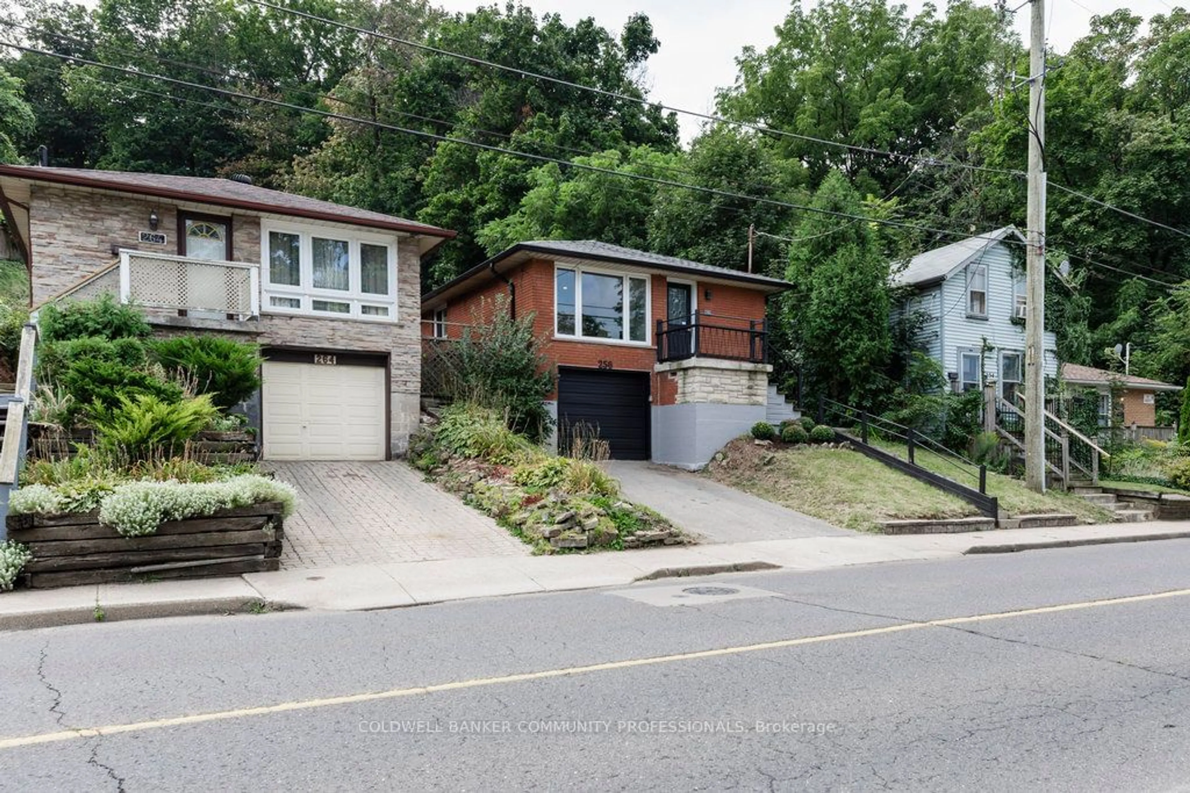 Frontside or backside of a home, the street view for 256 Charlton Ave, Hamilton Ontario L8N 1Z1