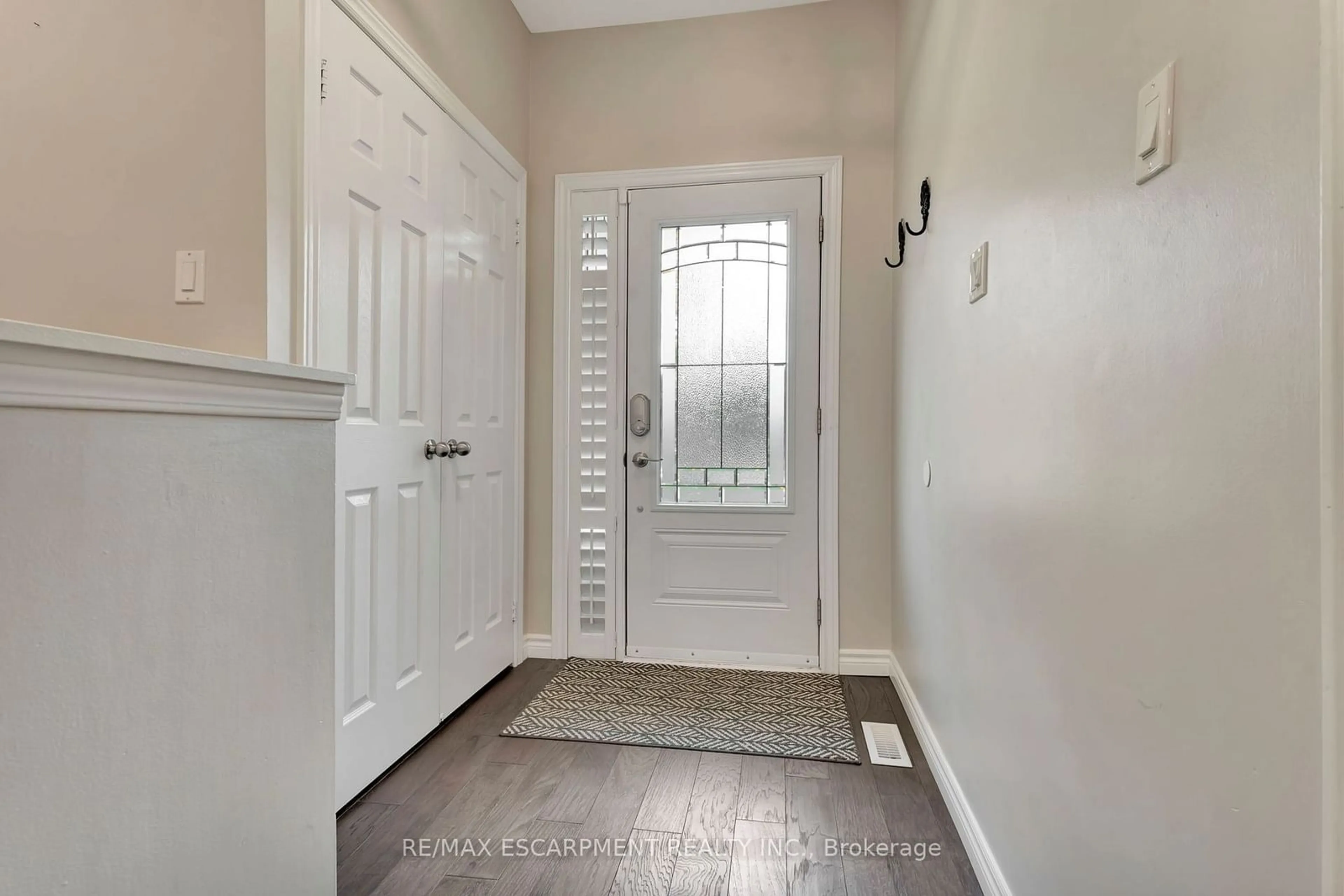 Indoor entryway, wood floors for 42 STEVENSON St, Hamilton Ontario L9G 5A2