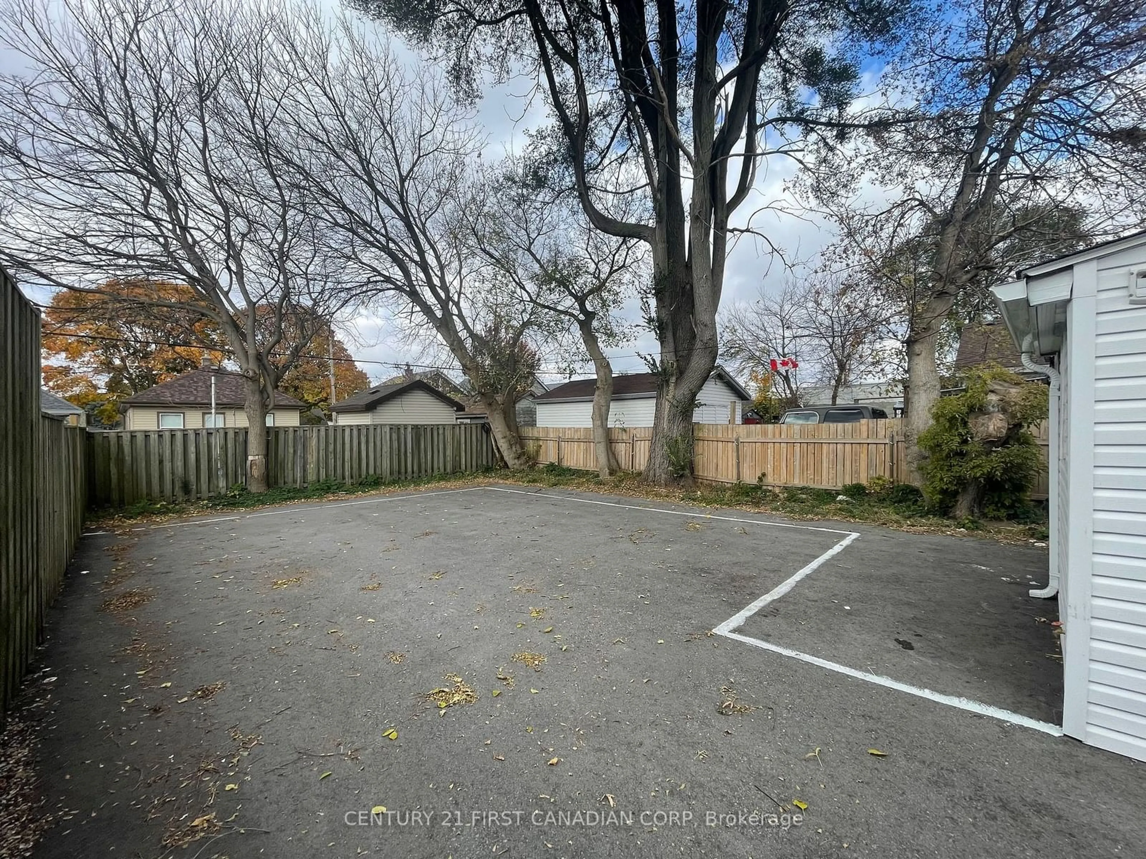 Parking for 271 HIGHBURY Ave, London Ontario N5Z 2W8