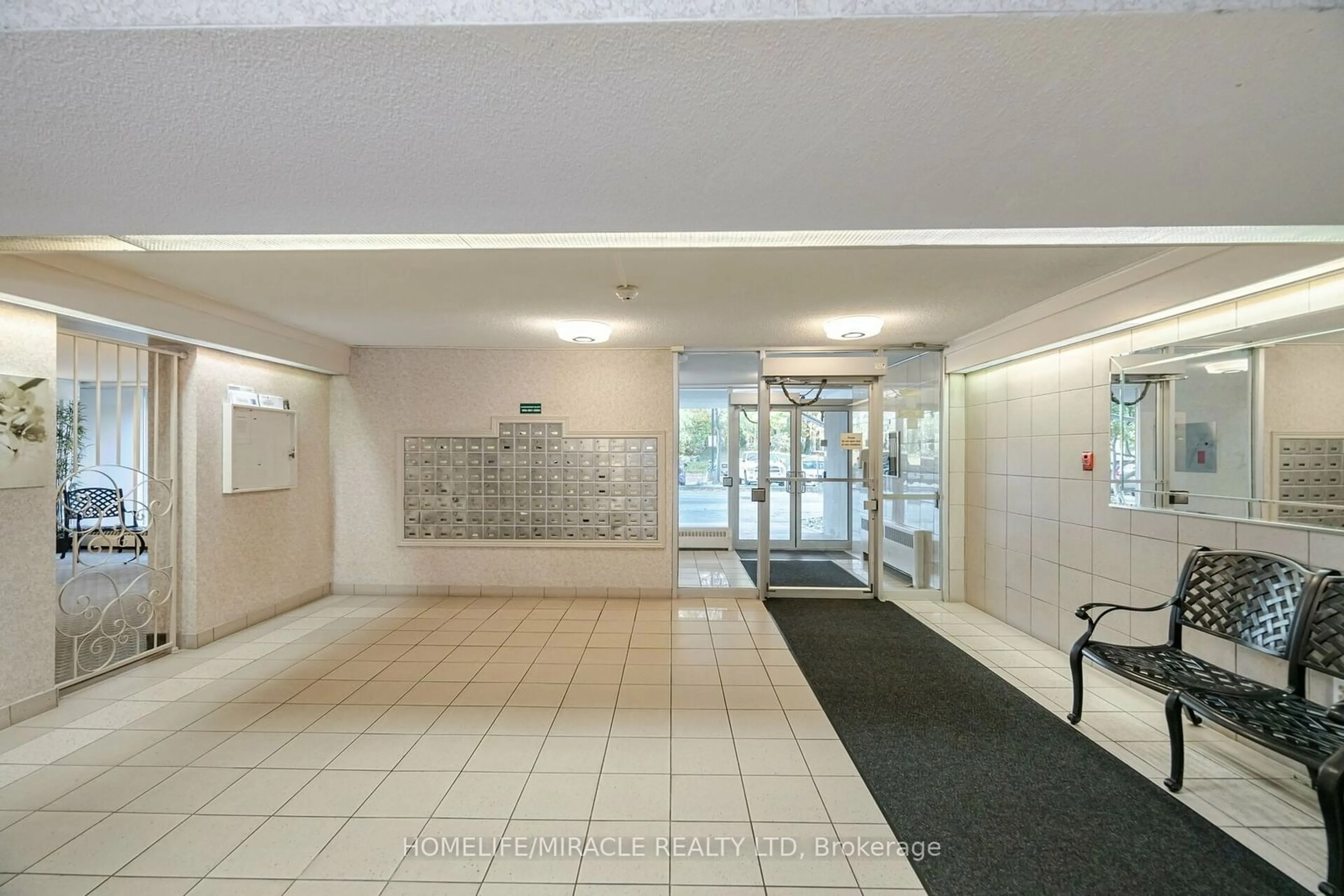 Indoor foyer, unknown floor for 1964 Main St #501, Hamilton Ontario L8S 1J5