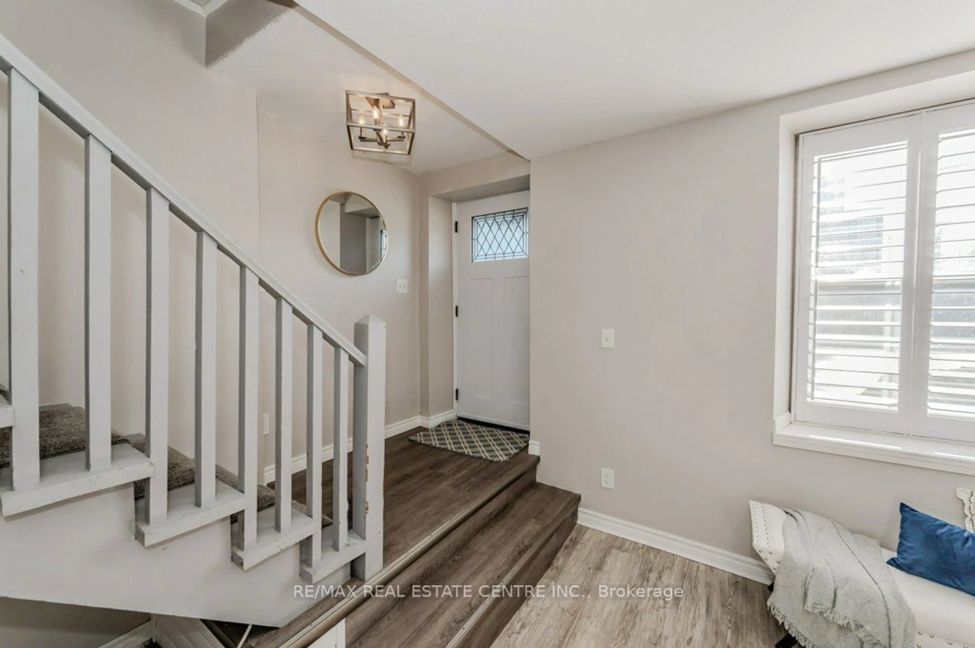 Indoor entryway, wood floors for 16 - 18 St Andrews St, Cambridge Ontario N1S 1M4