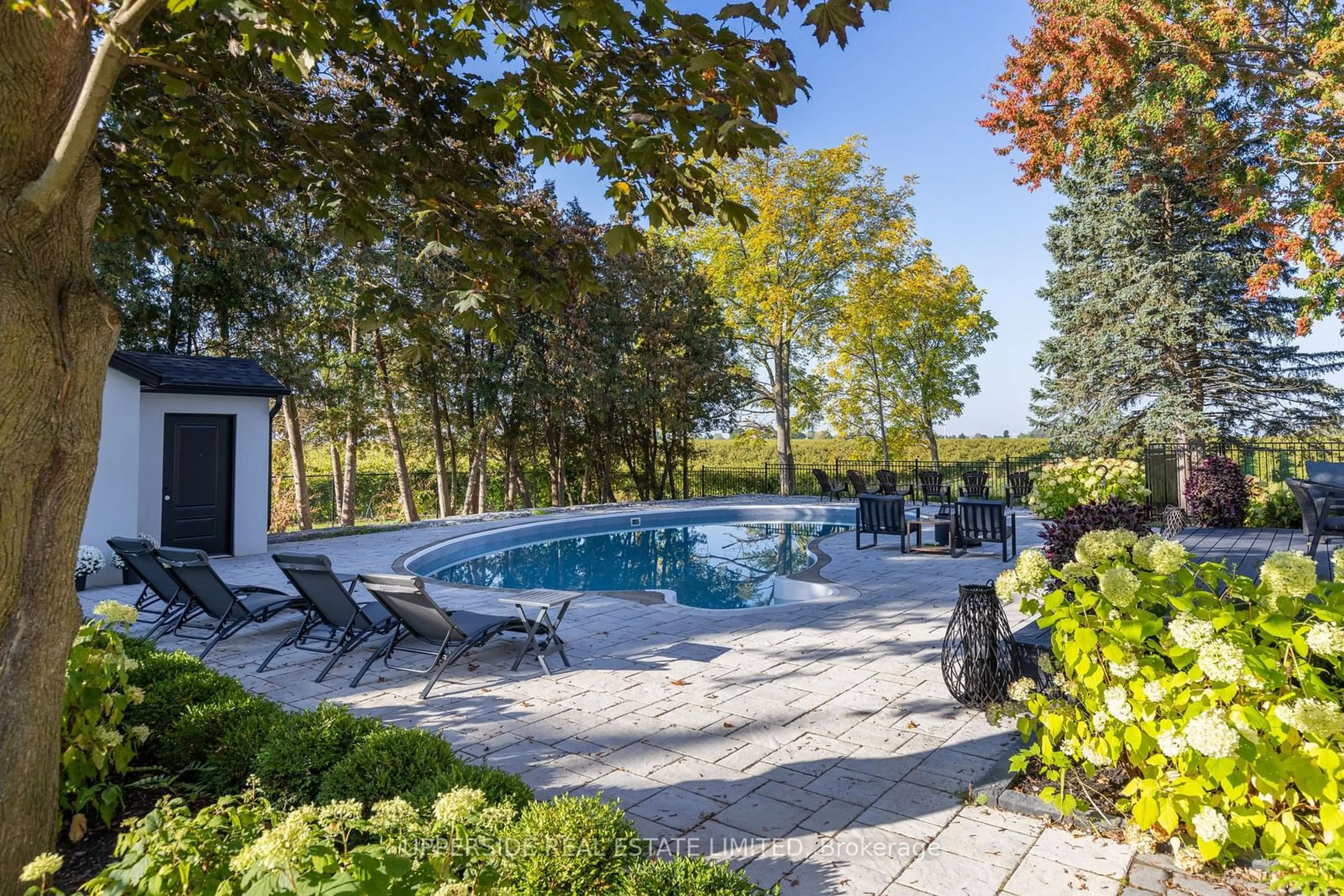 Indoor or outdoor pool for 15886 Niagara river Pkwy, Niagara-on-the-Lake Ontario L0S 1J0