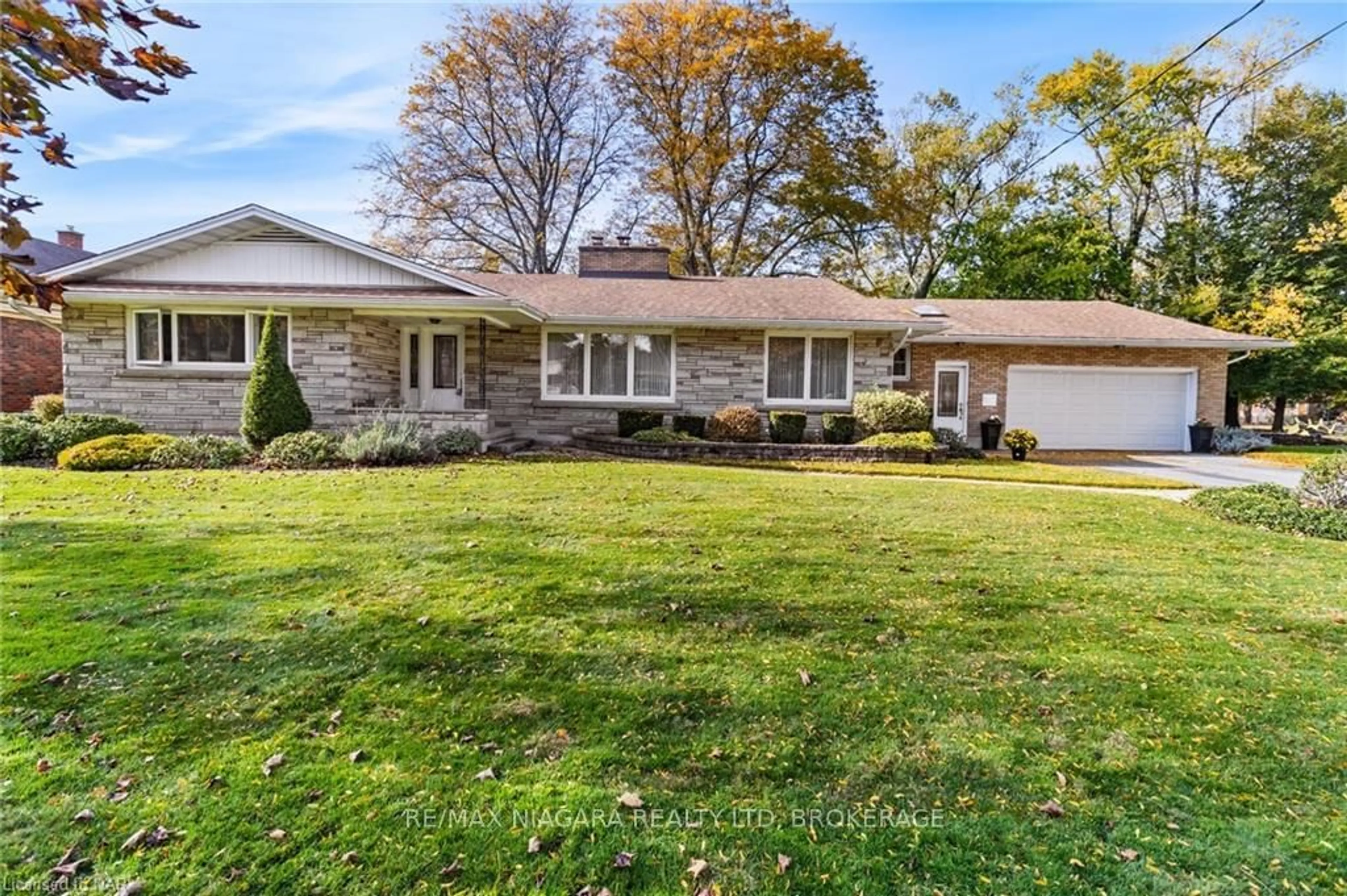 Frontside or backside of a home, the fenced backyard for 6235 BROOKFIELD Ave, Niagara Falls Ontario L2G 5R7