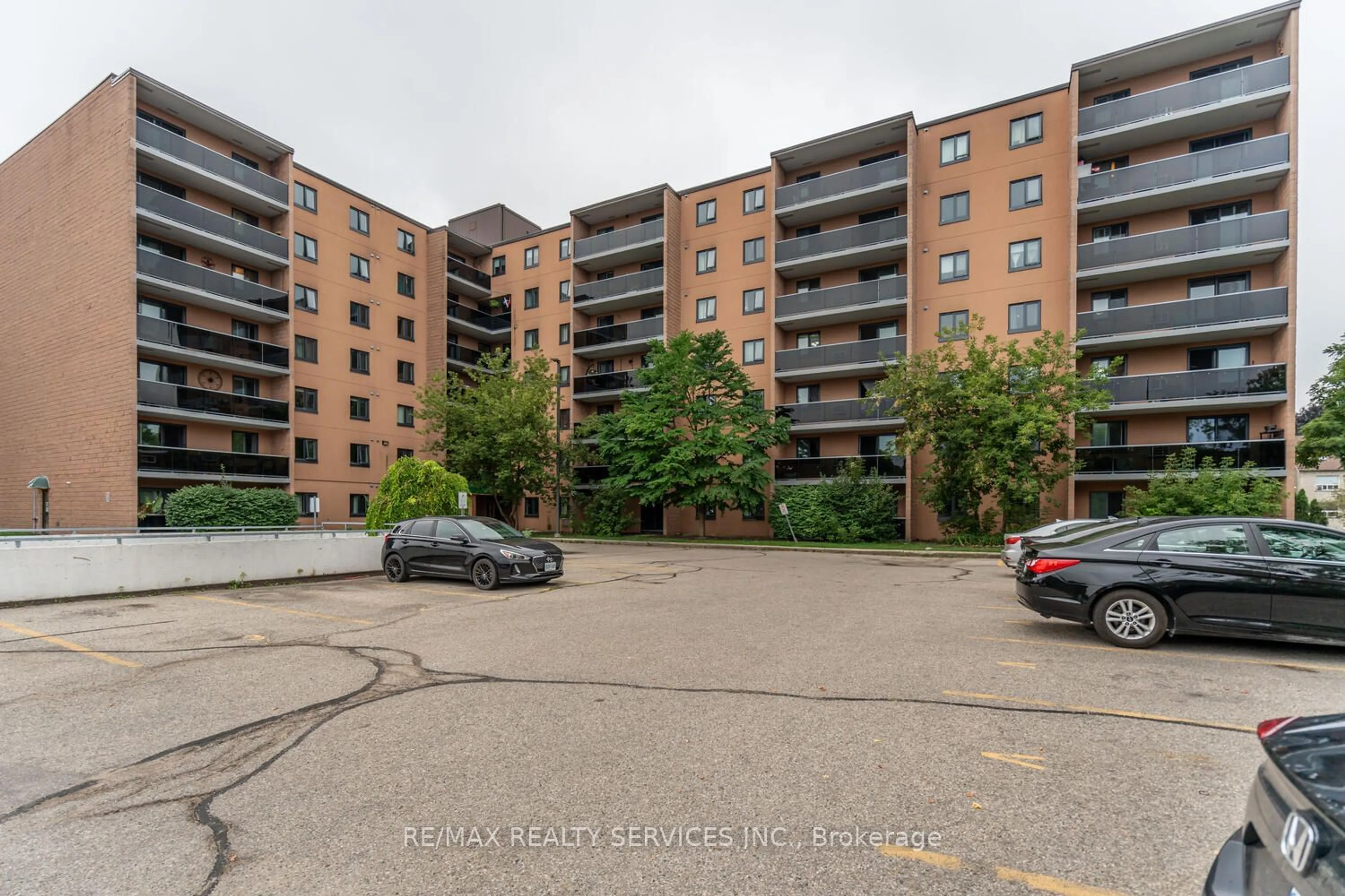 A pic from exterior of the house or condo, the street view for 29 West Ave #302, Kitchener Ontario N2M 5E4