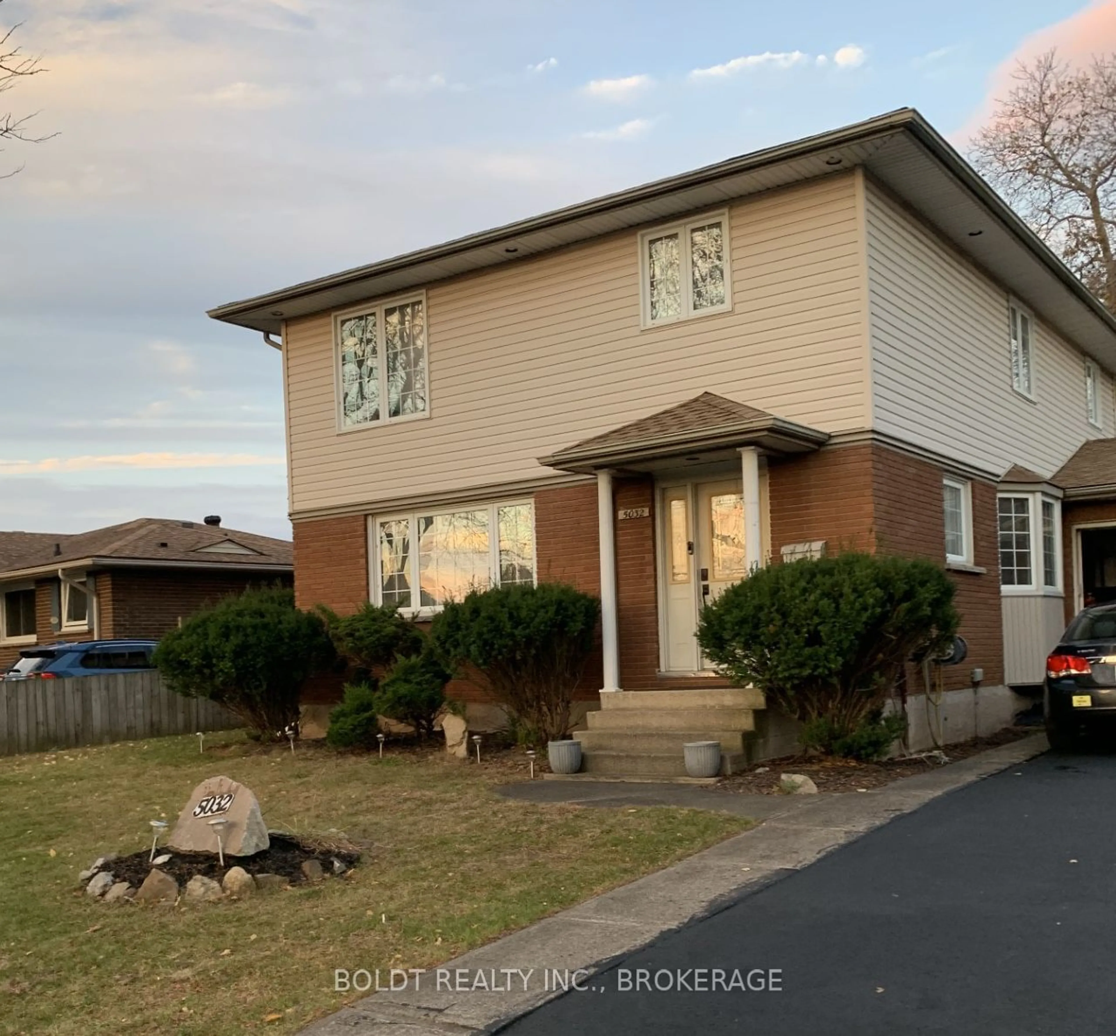 Frontside or backside of a home, the street view for 5032 Heather Ave, Niagara Falls Ontario L2E 5J2