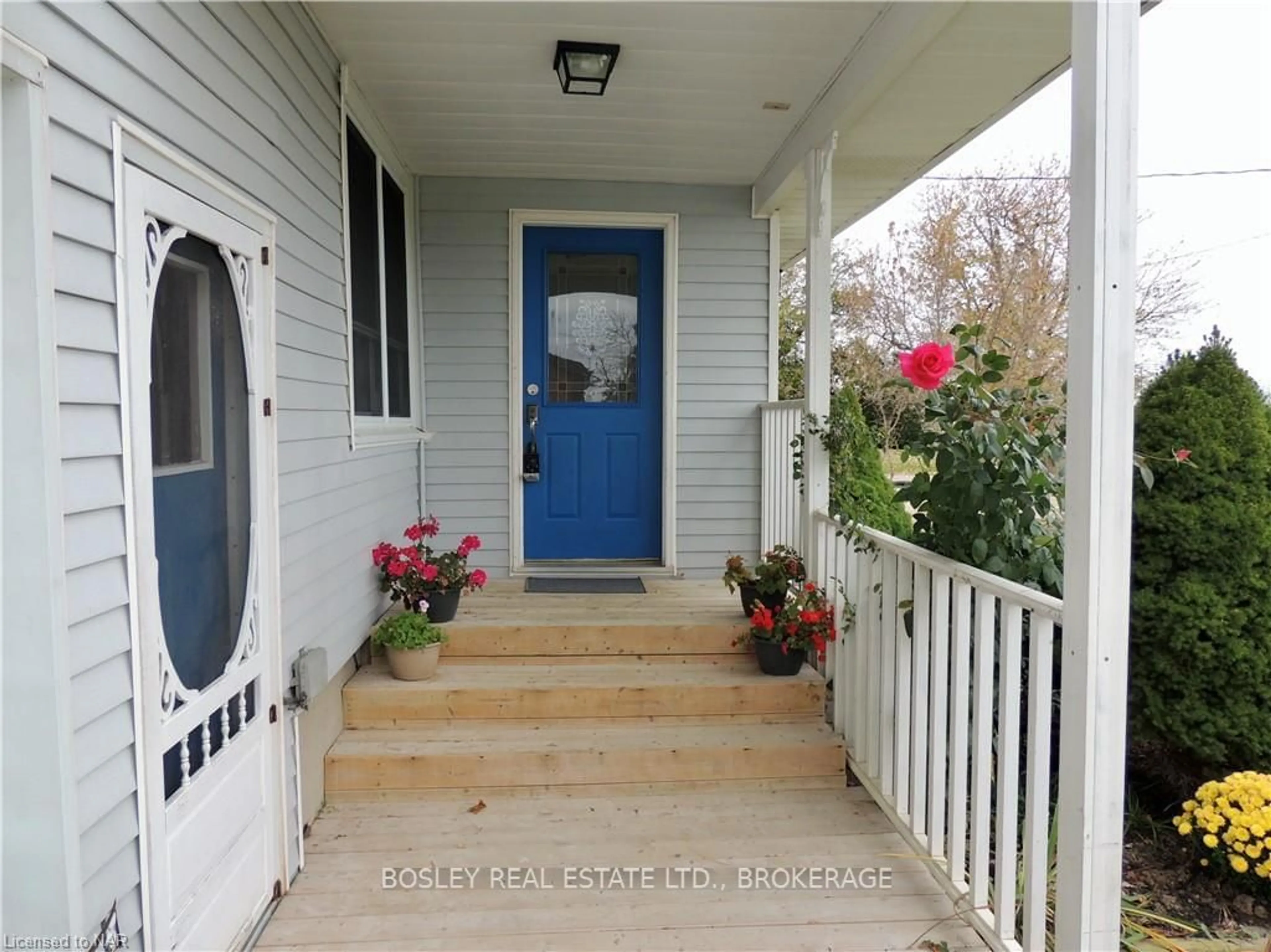 Indoor entryway, wood floors for 209 EASTCHESTER Ave, Niagara-on-the-Lake Ontario L0S 1J0