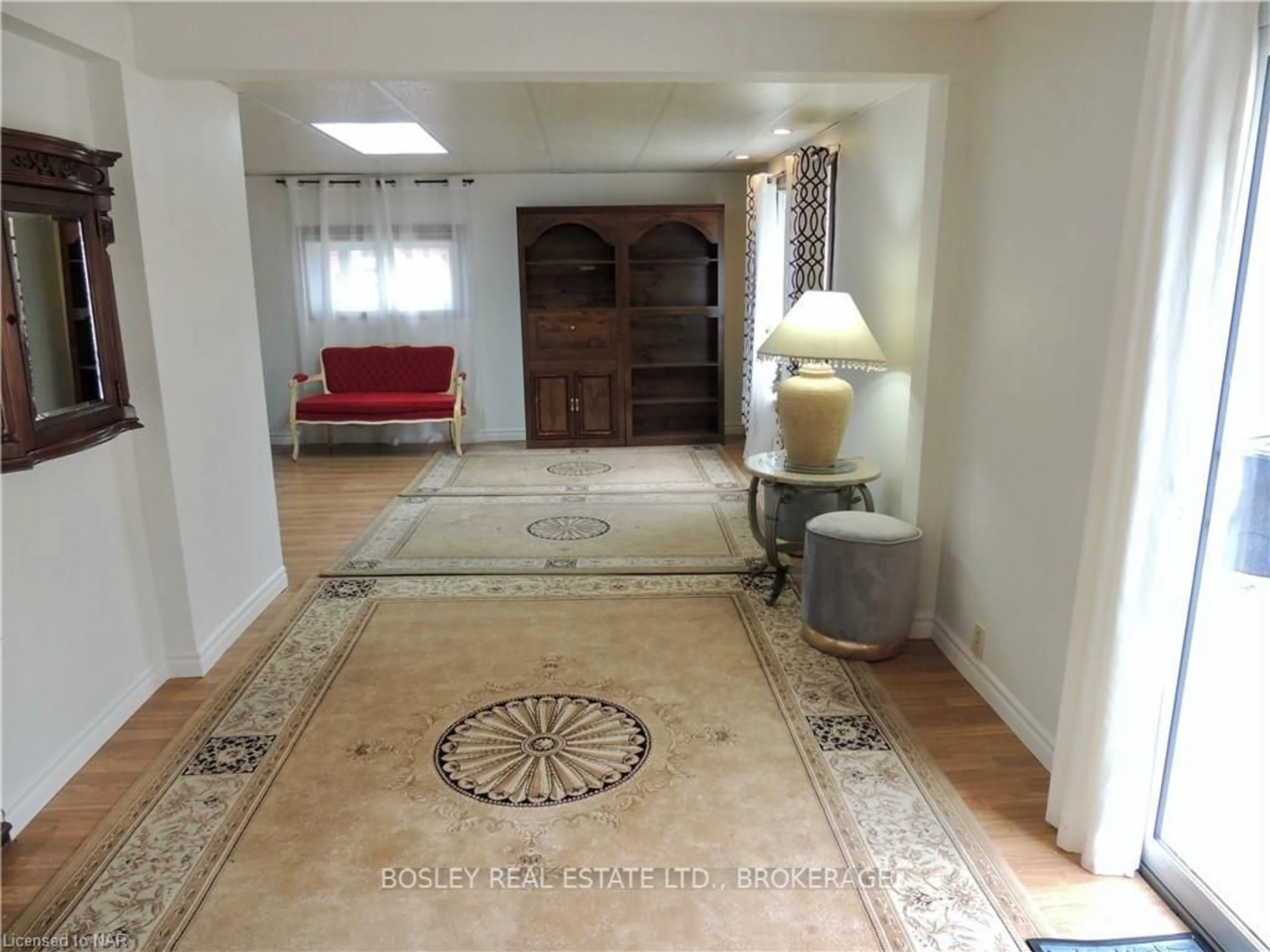 Indoor foyer, carpet floors for 209 EASTCHESTER Ave, Niagara-on-the-Lake Ontario L0S 1J0