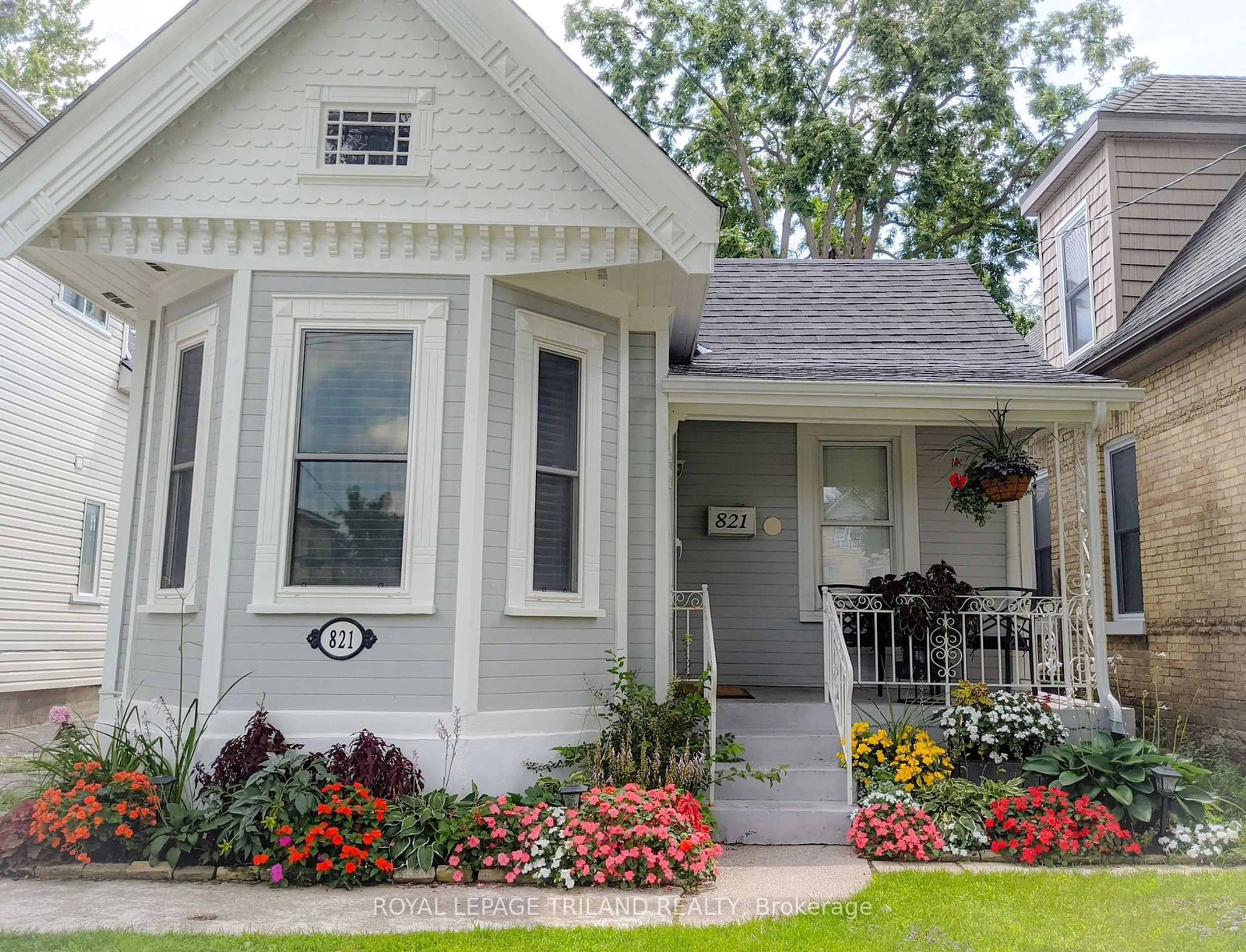 Home with vinyl exterior material for 821 Queens Ave, London Ontario N5W 3H7