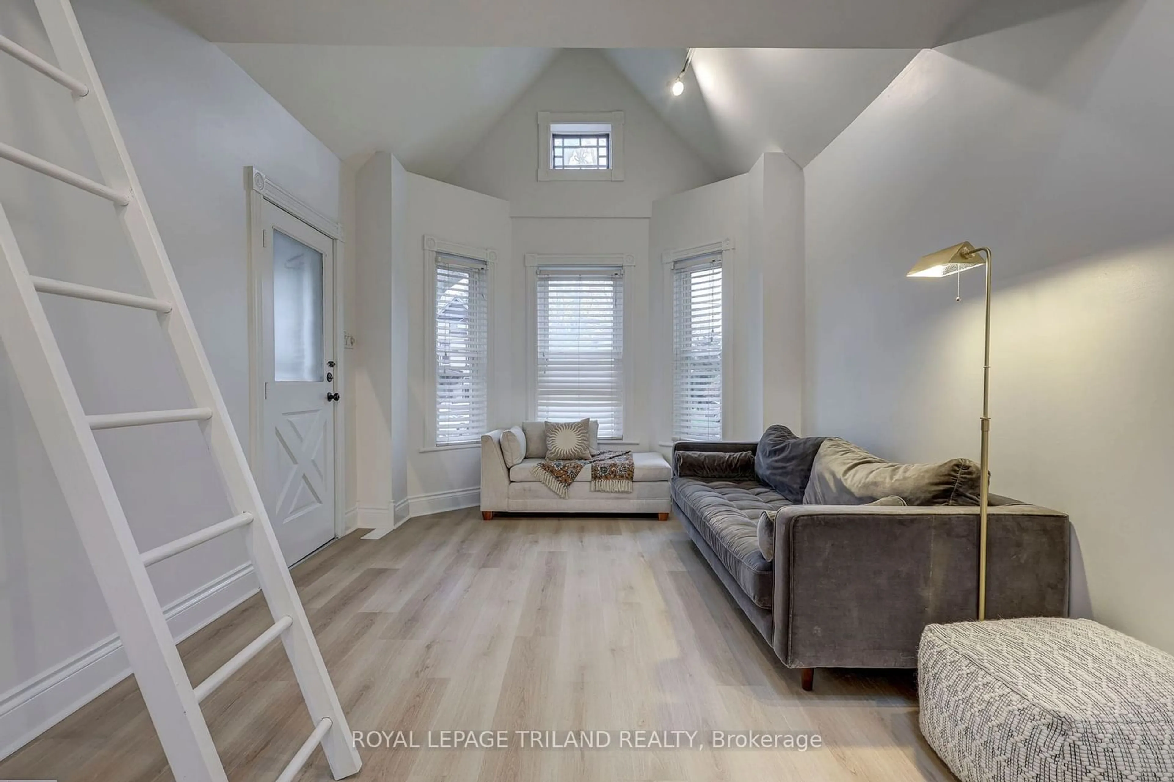 Indoor entryway, wood floors for 821 Queens Ave, London Ontario N5W 3H7