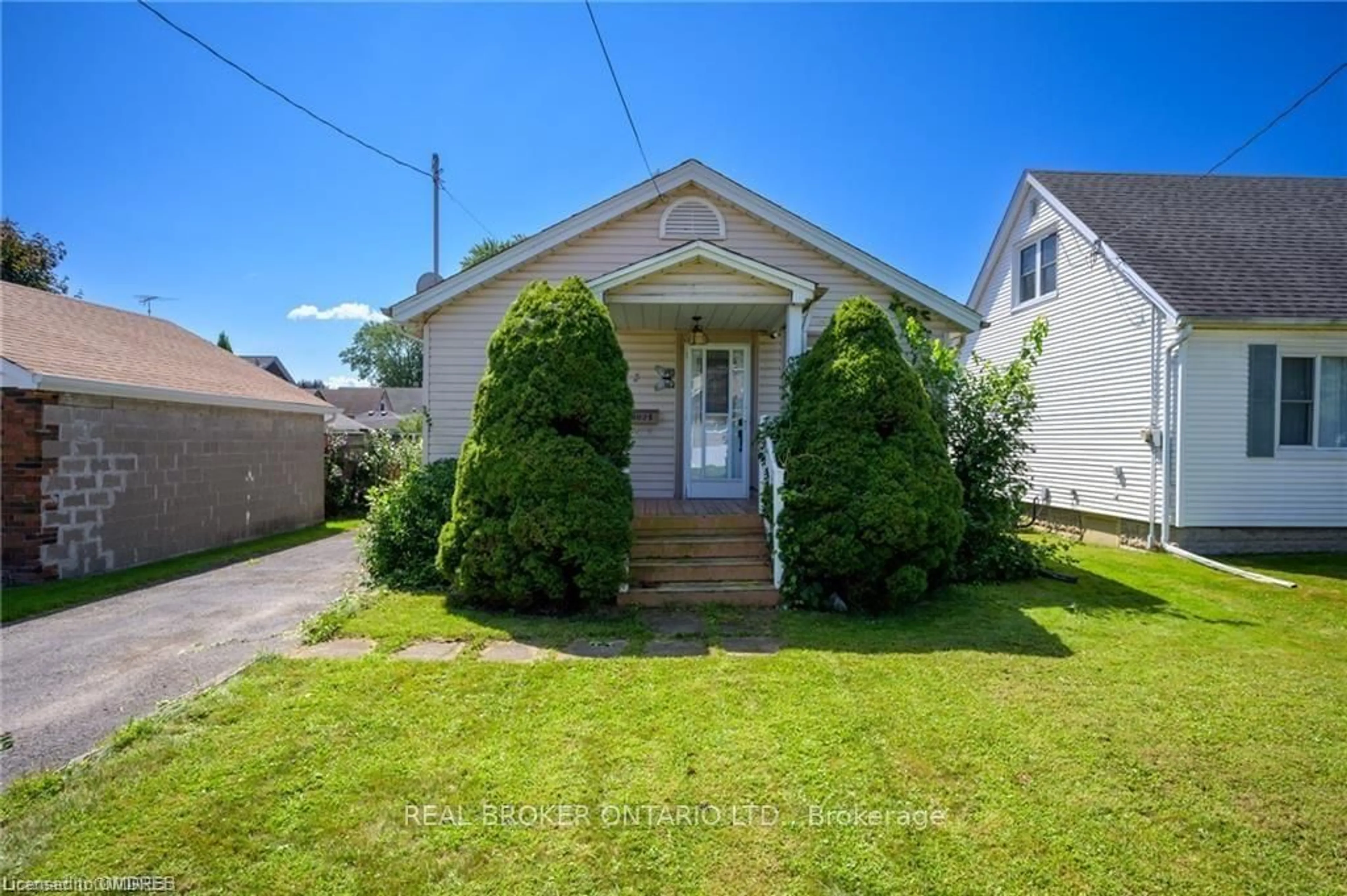 Frontside or backside of a home, cottage for 6024 Dixon St, Niagara Falls Ontario L2G 2L3