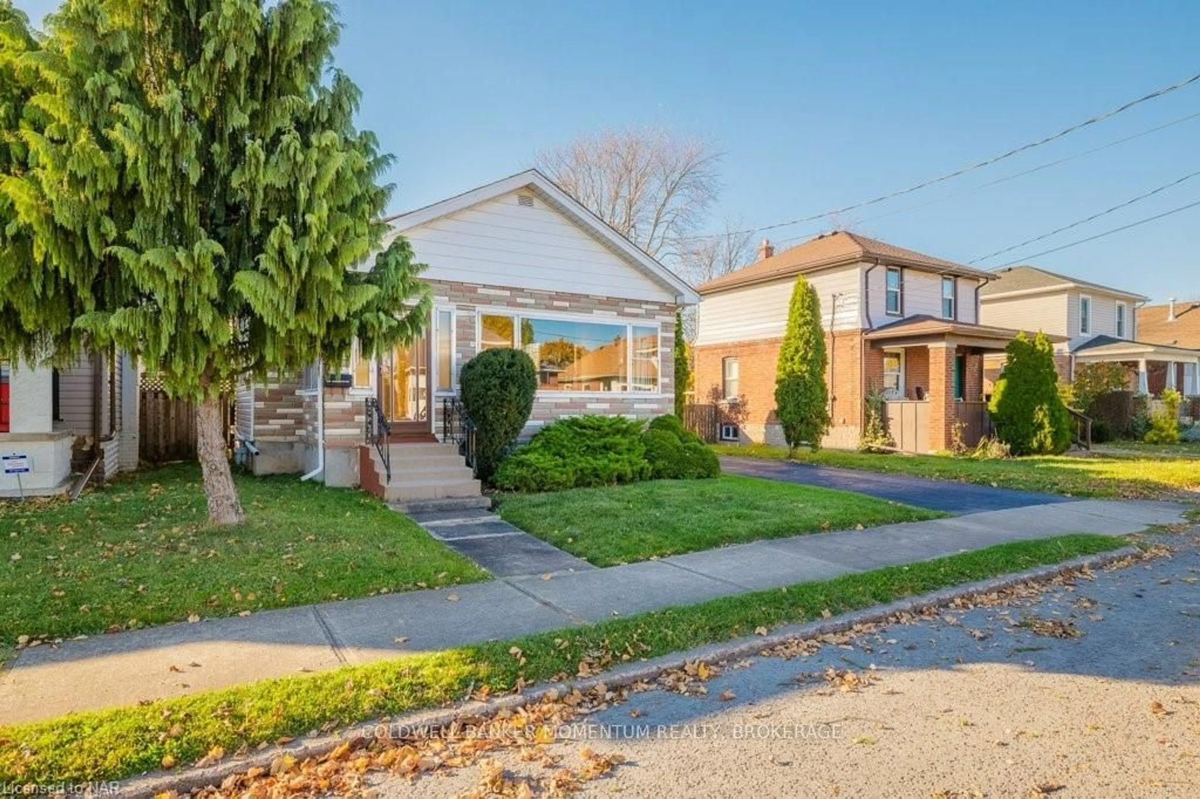 Frontside or backside of a home, the street view for 4667 SIXTH Ave, Niagara Falls Ontario L2E 4T4