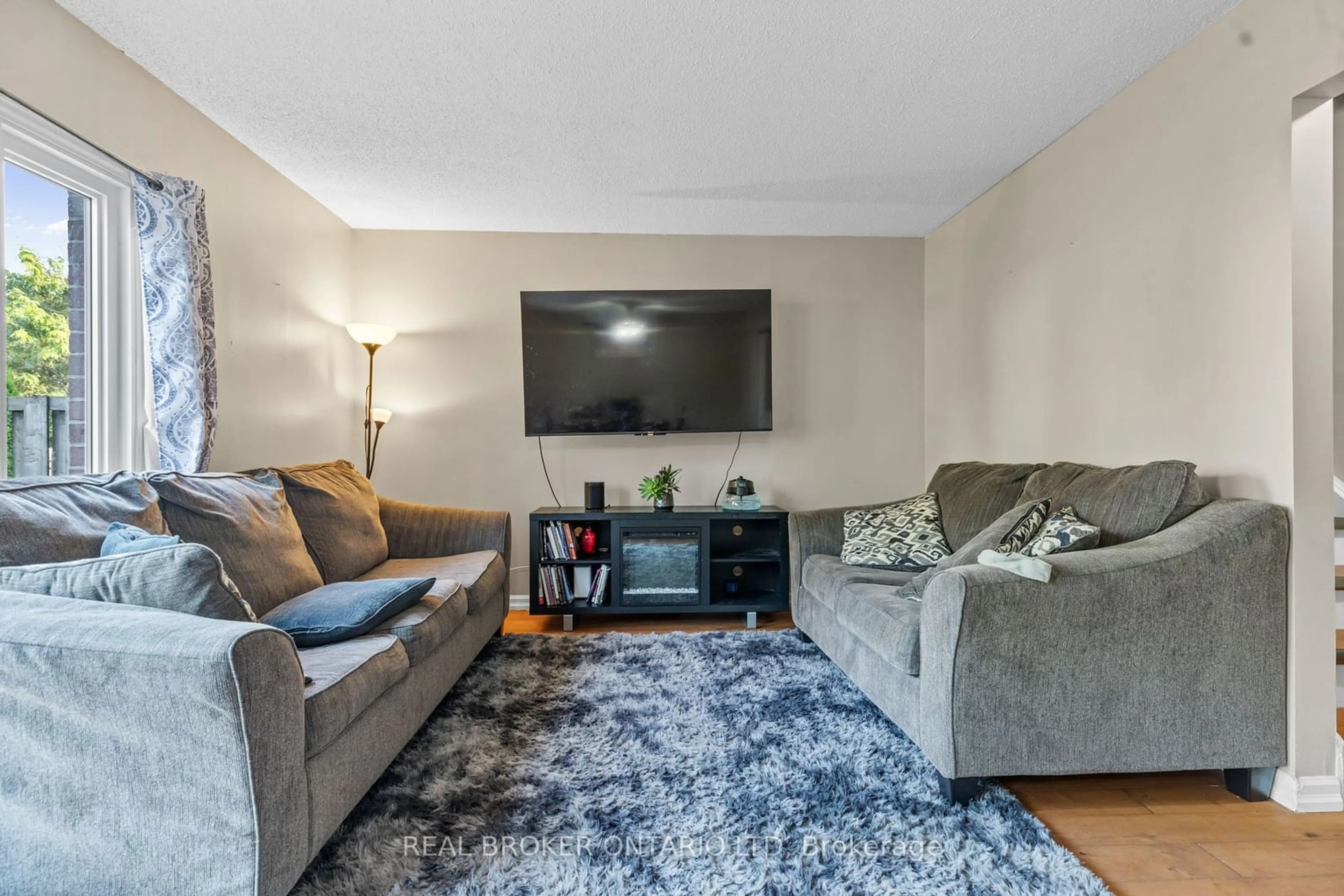 Living room, carpet floors for 131 Bonaventure Dr #4, London Ontario N5V 4H8