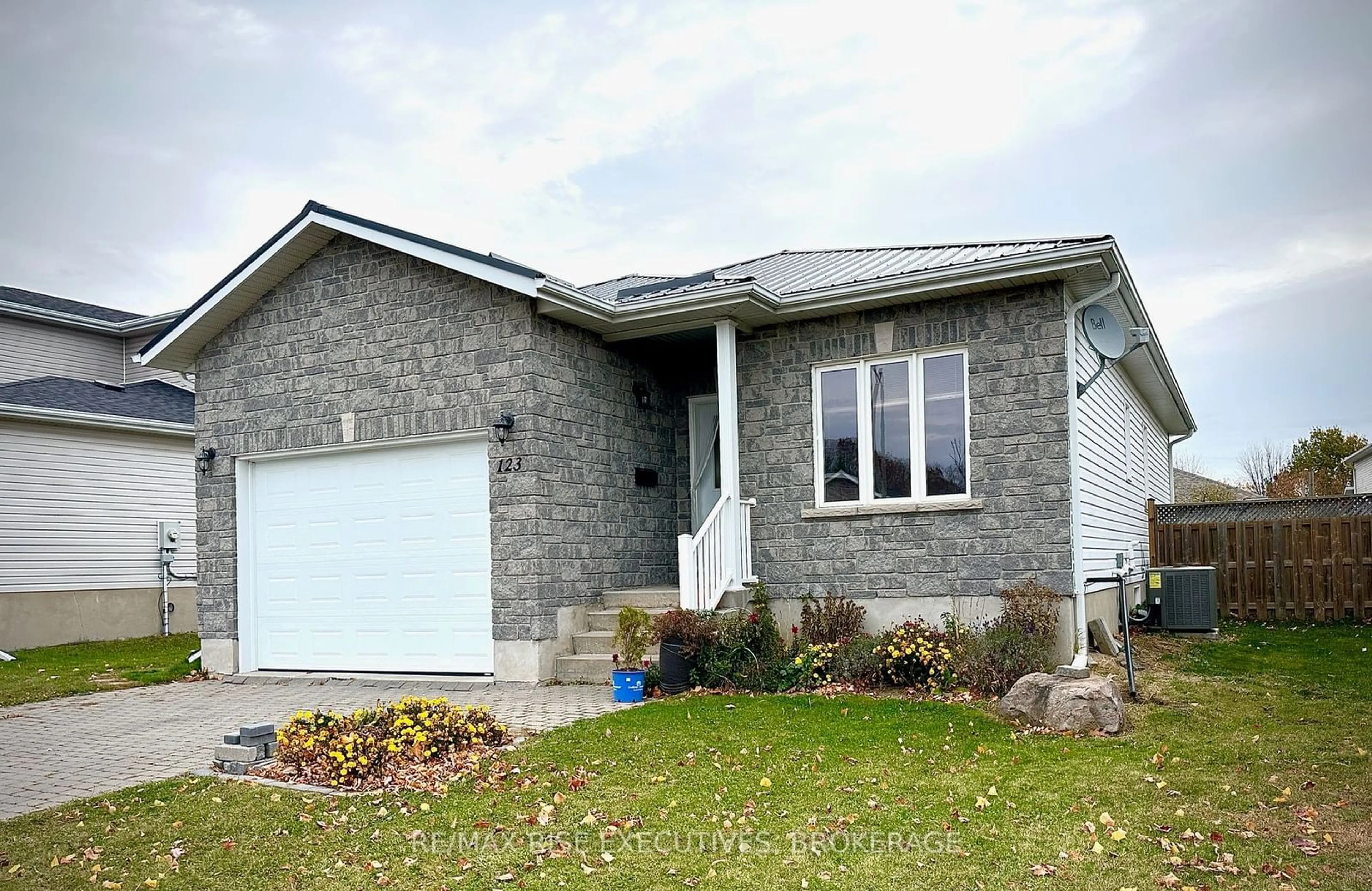 Frontside or backside of a home, cottage for 123 MACDOUGALL Dr, Loyalist Ontario K7N 0A2