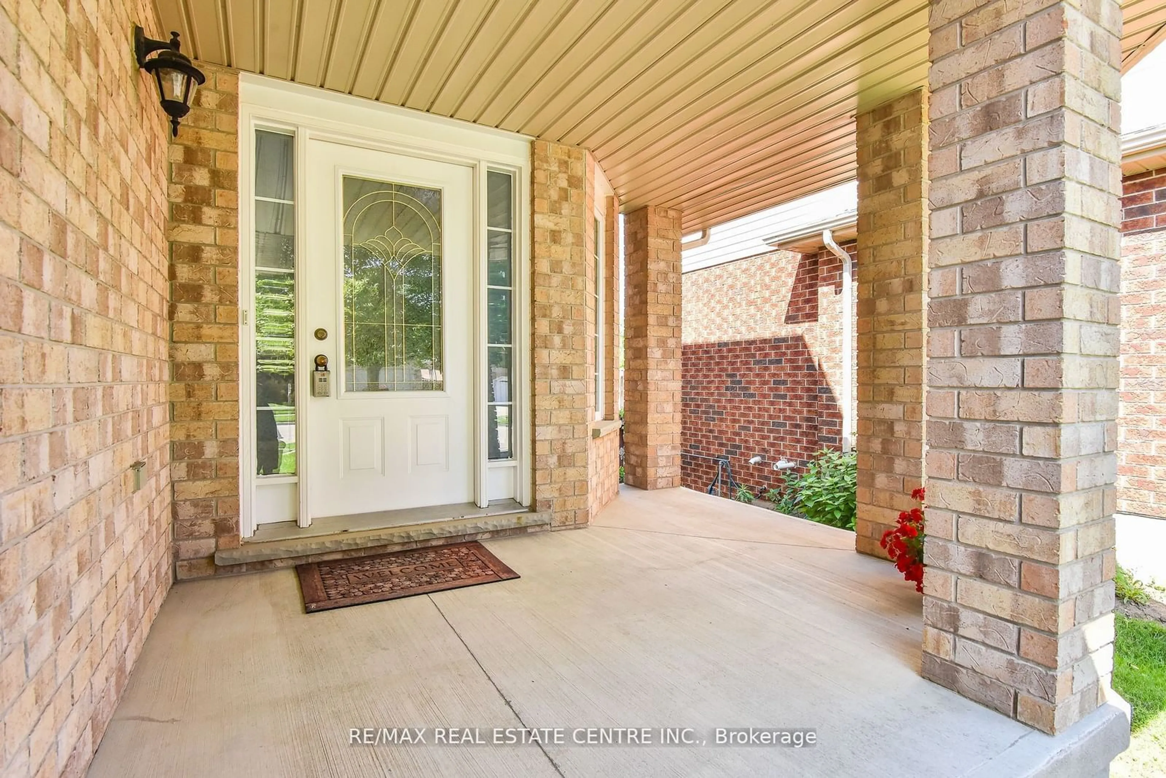 Indoor entryway, wood floors for 140 Severn Dr, Guelph Ontario N1E 7K6