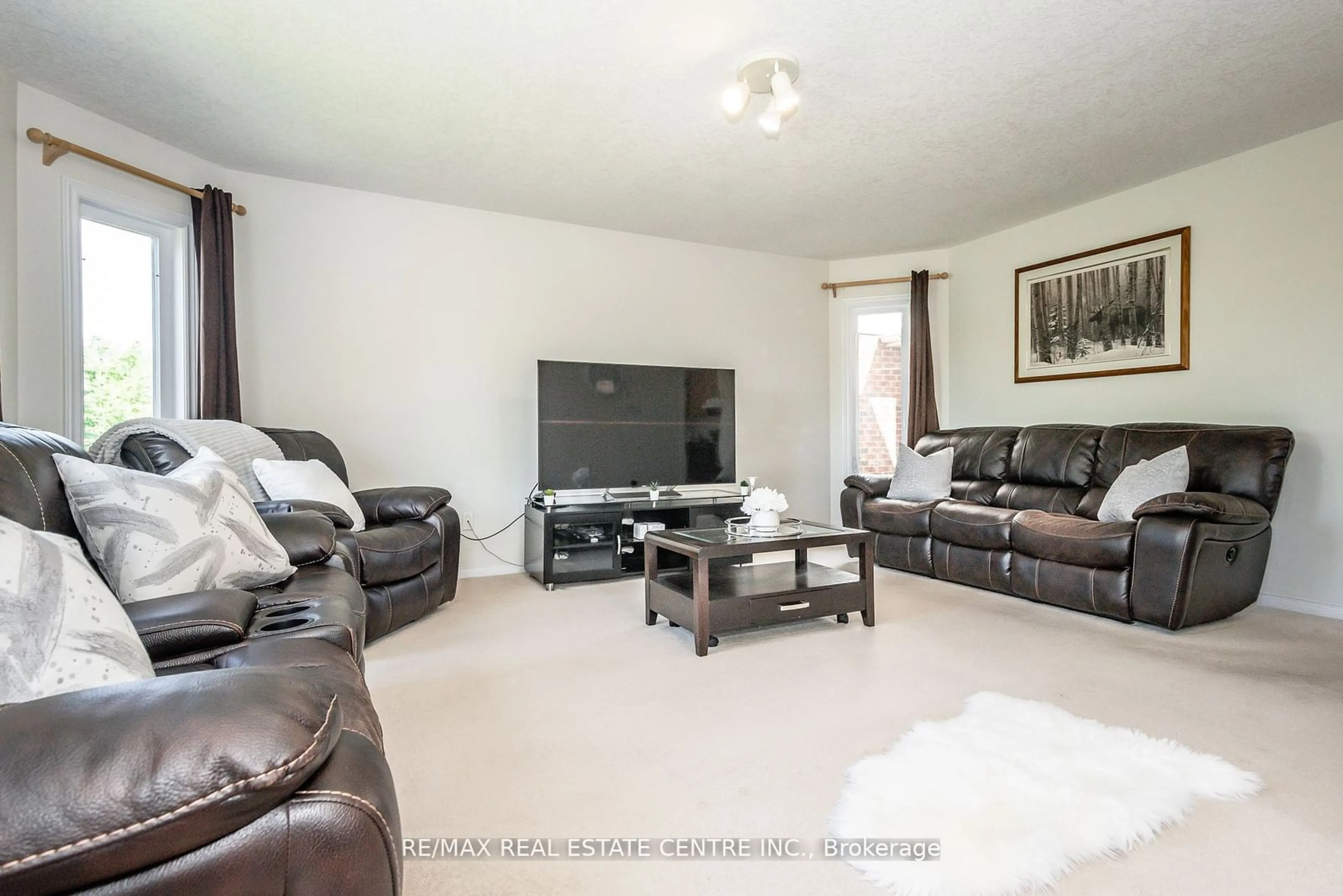 Living room, carpet floors for 140 Severn Dr, Guelph Ontario N1E 7K6