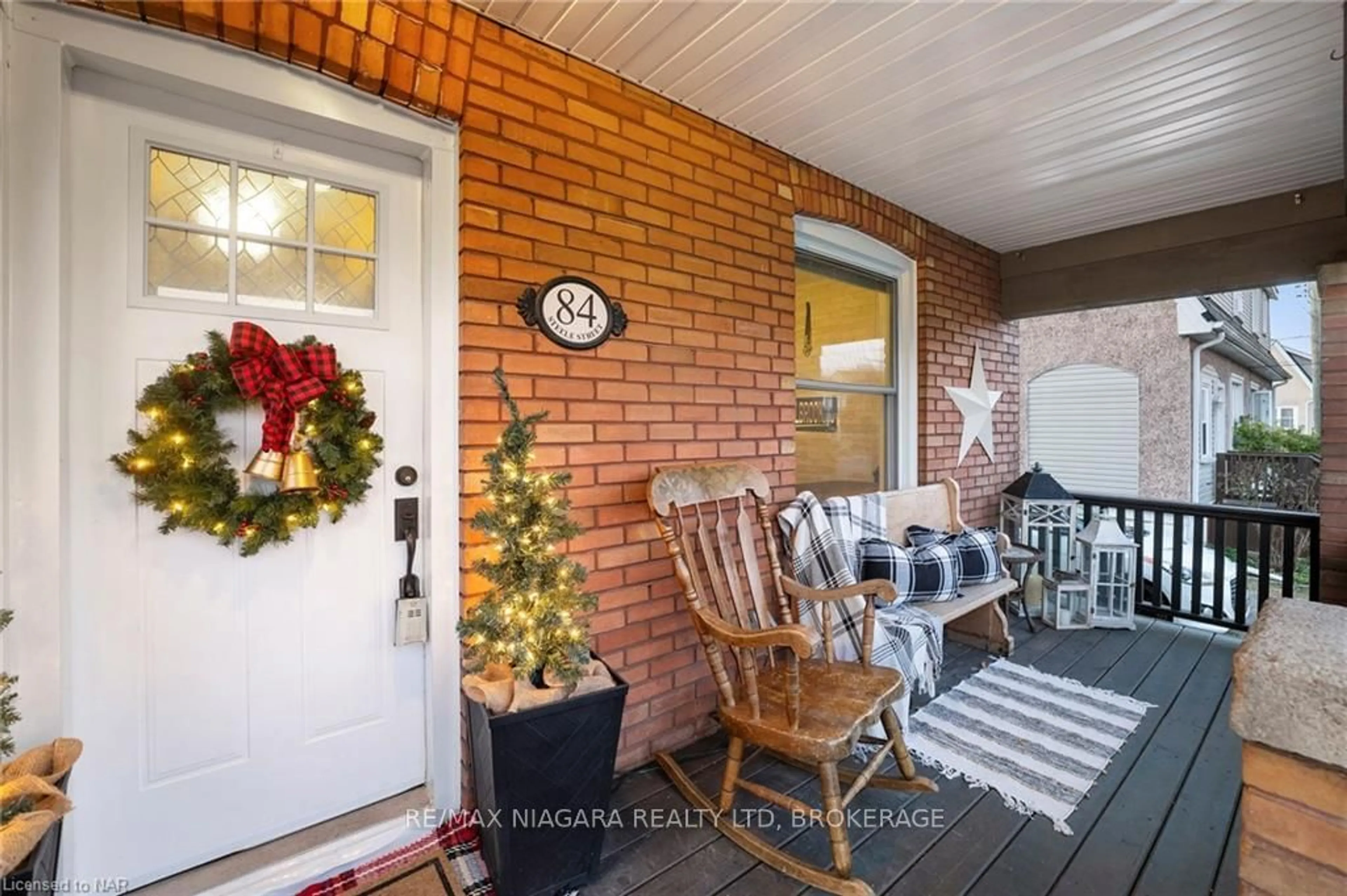 Indoor entryway, wood floors for 84 STEELE St, Port Colborne Ontario L3K 4X2