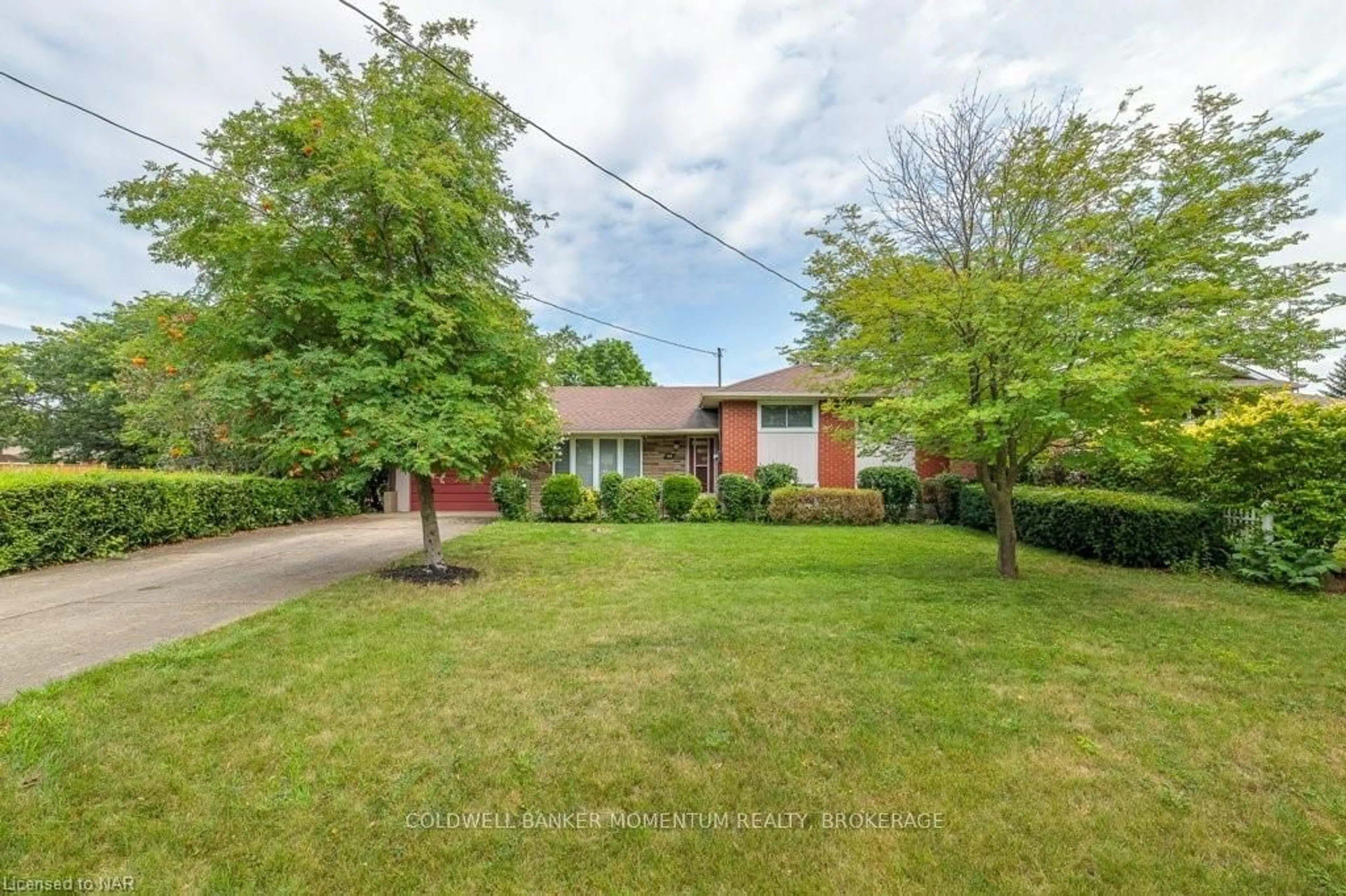 Frontside or backside of a home, the street view for 44 HOWARD Ave, St. Catharines Ontario L2N 3X1