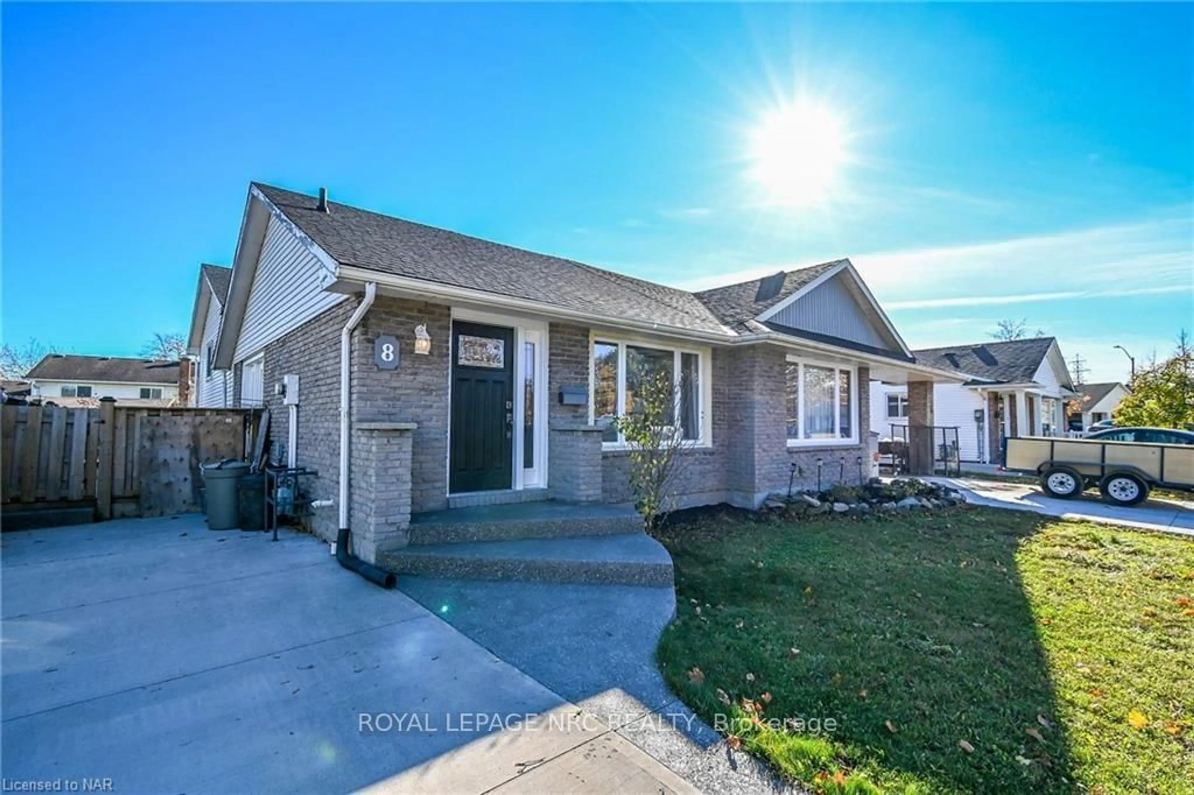 Frontside or backside of a home, the street view for 8 DUNDEE Dr, St. Catharines Ontario L2P 3T1