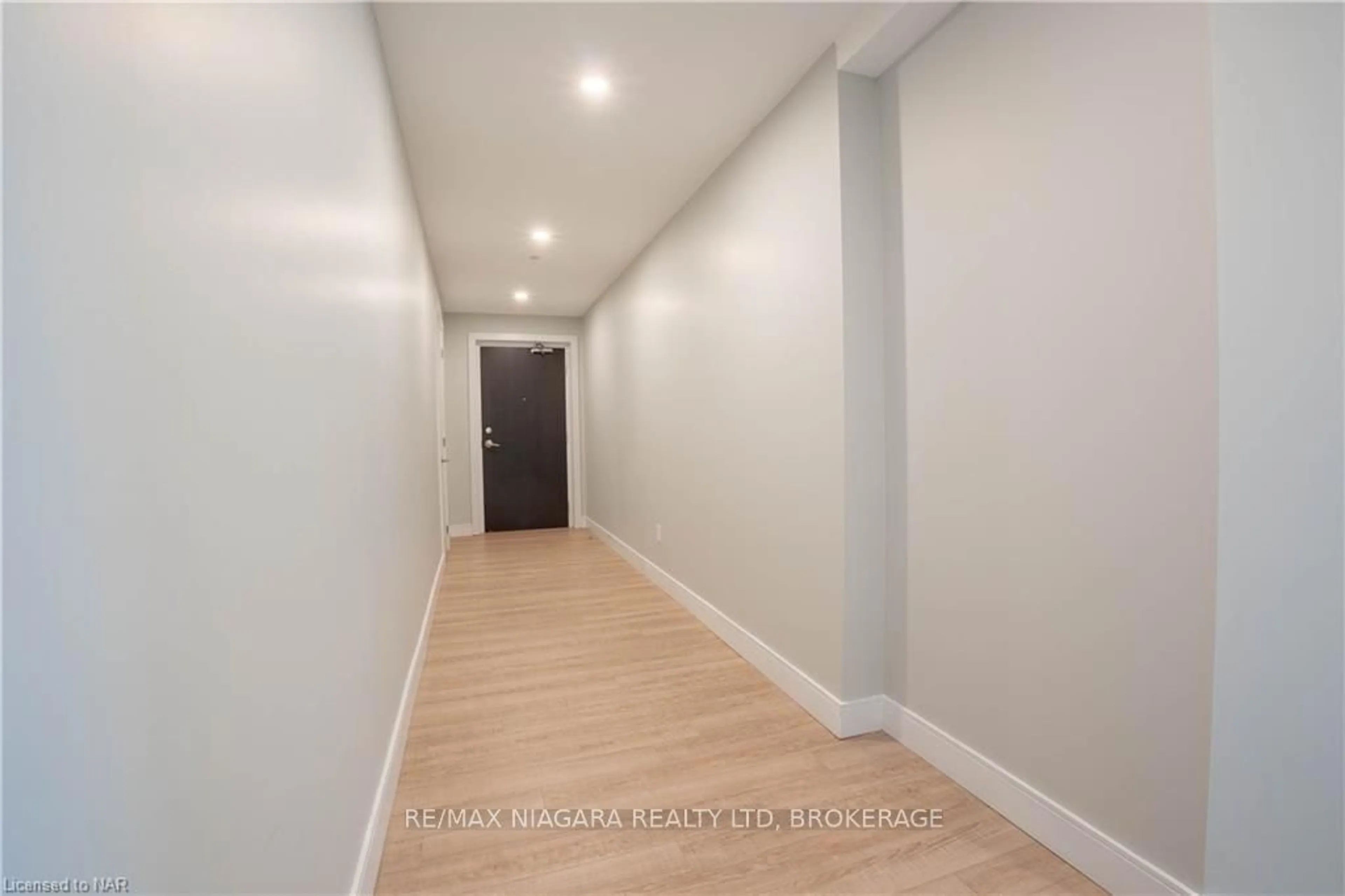 Indoor foyer, wood floors for 300G FOURTH Ave #409, St. Catharines Ontario L2R 6P9