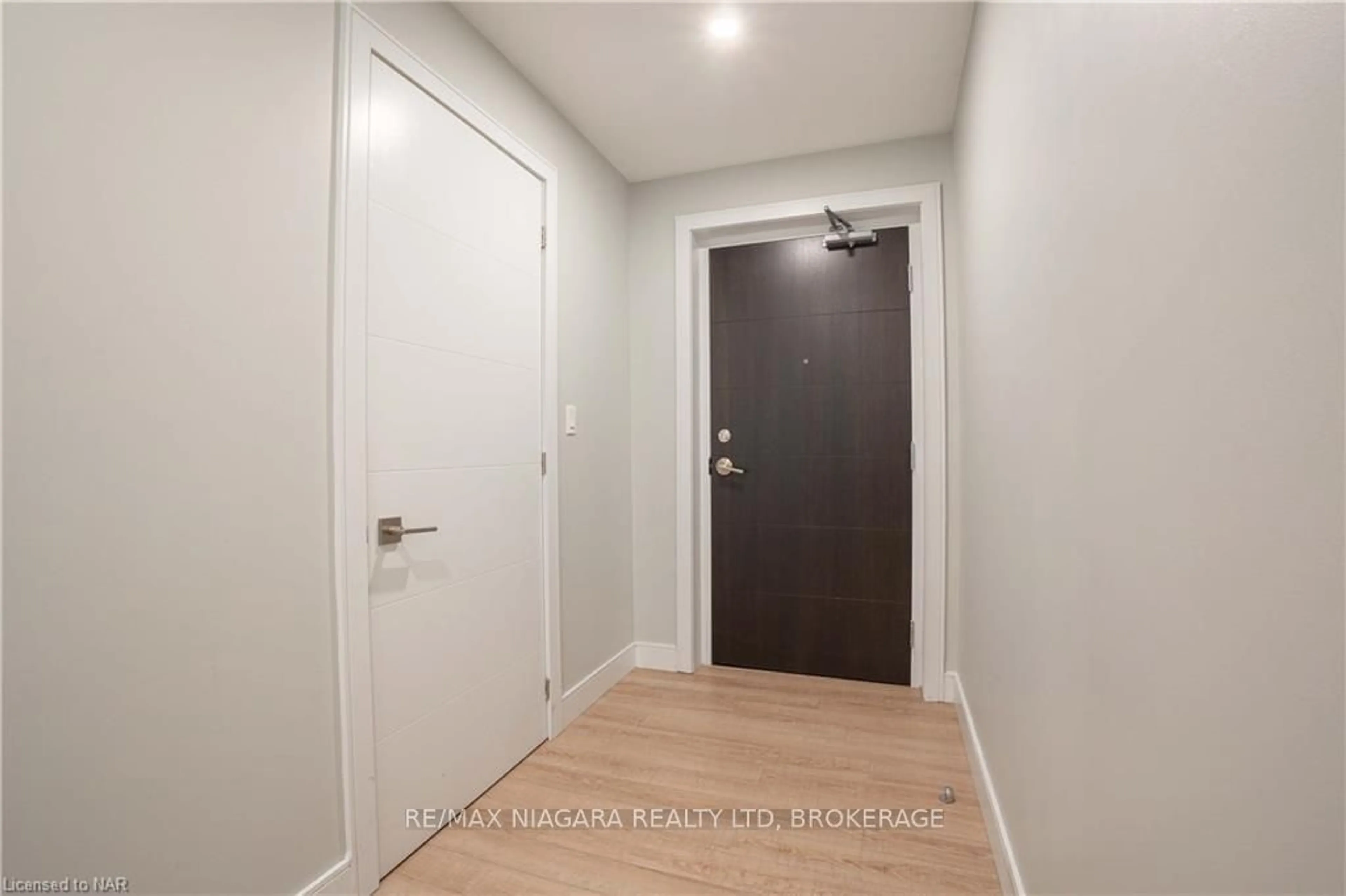 Indoor entryway, wood floors for 300G FOURTH Ave #409, St. Catharines Ontario L2R 6P9