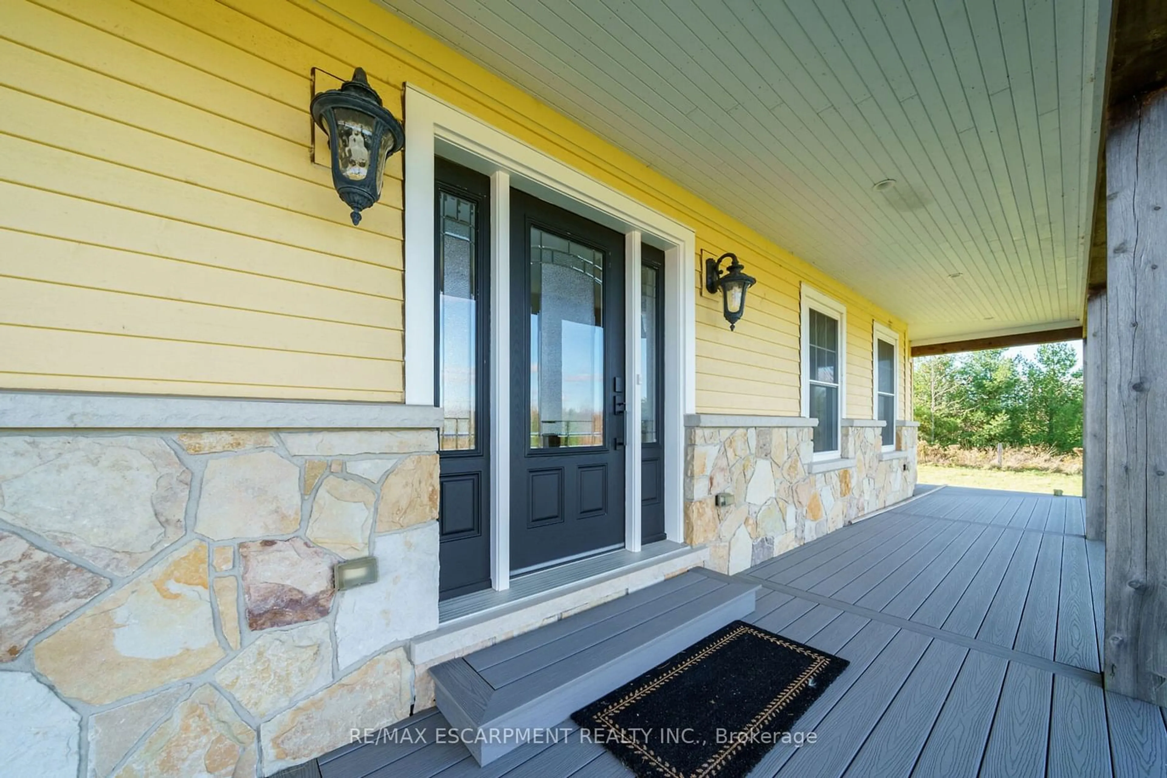 Indoor entryway, wood floors for 9230 South Chippawa Rd, West Lincoln Ontario N0A 1C0