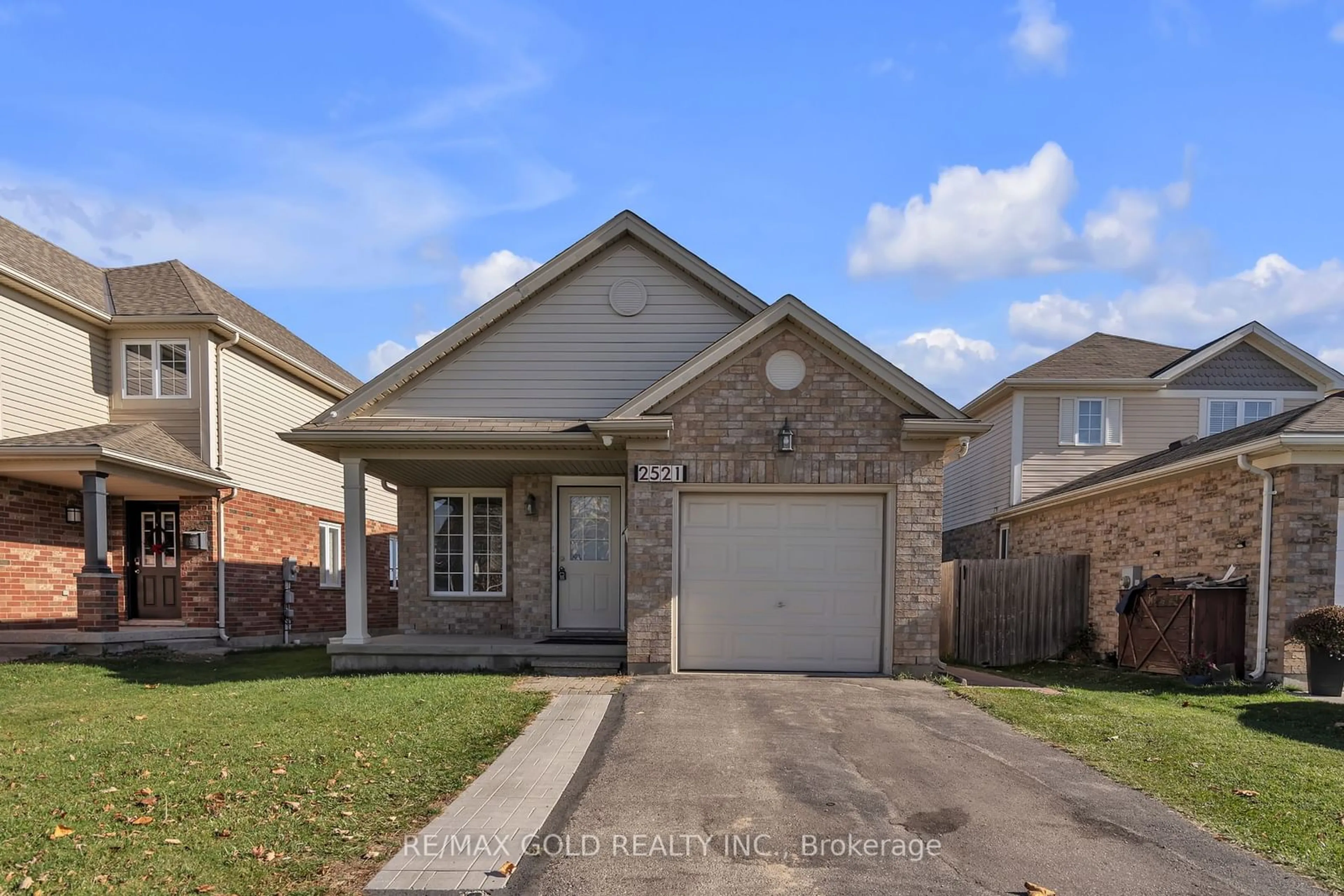 Frontside or backside of a home, cottage for 2521 MEADOWGATE Blvd, London Ontario N6M 1L8