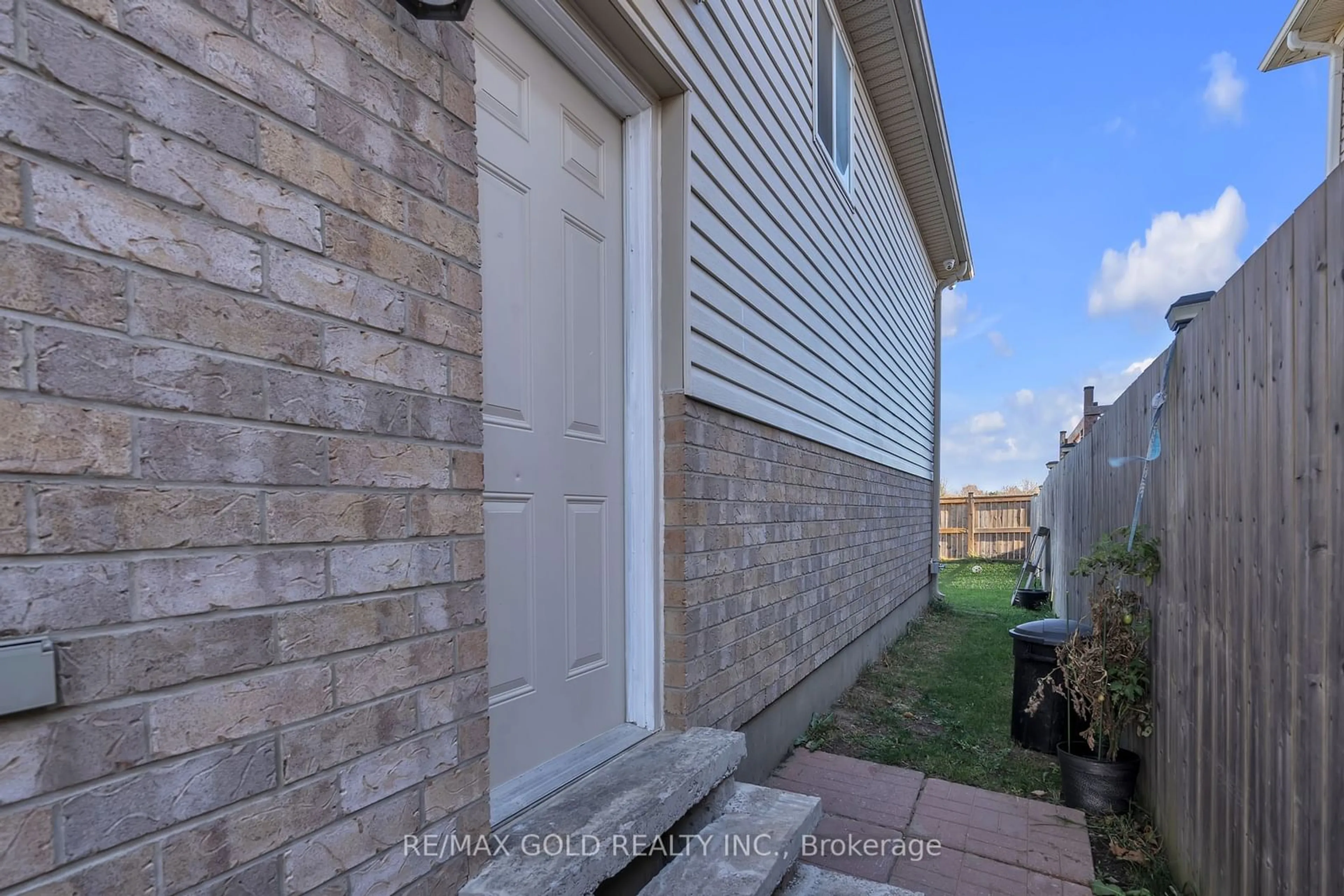 A pic from exterior of the house or condo, the street view for 2521 MEADOWGATE Blvd, London Ontario N6M 1L8