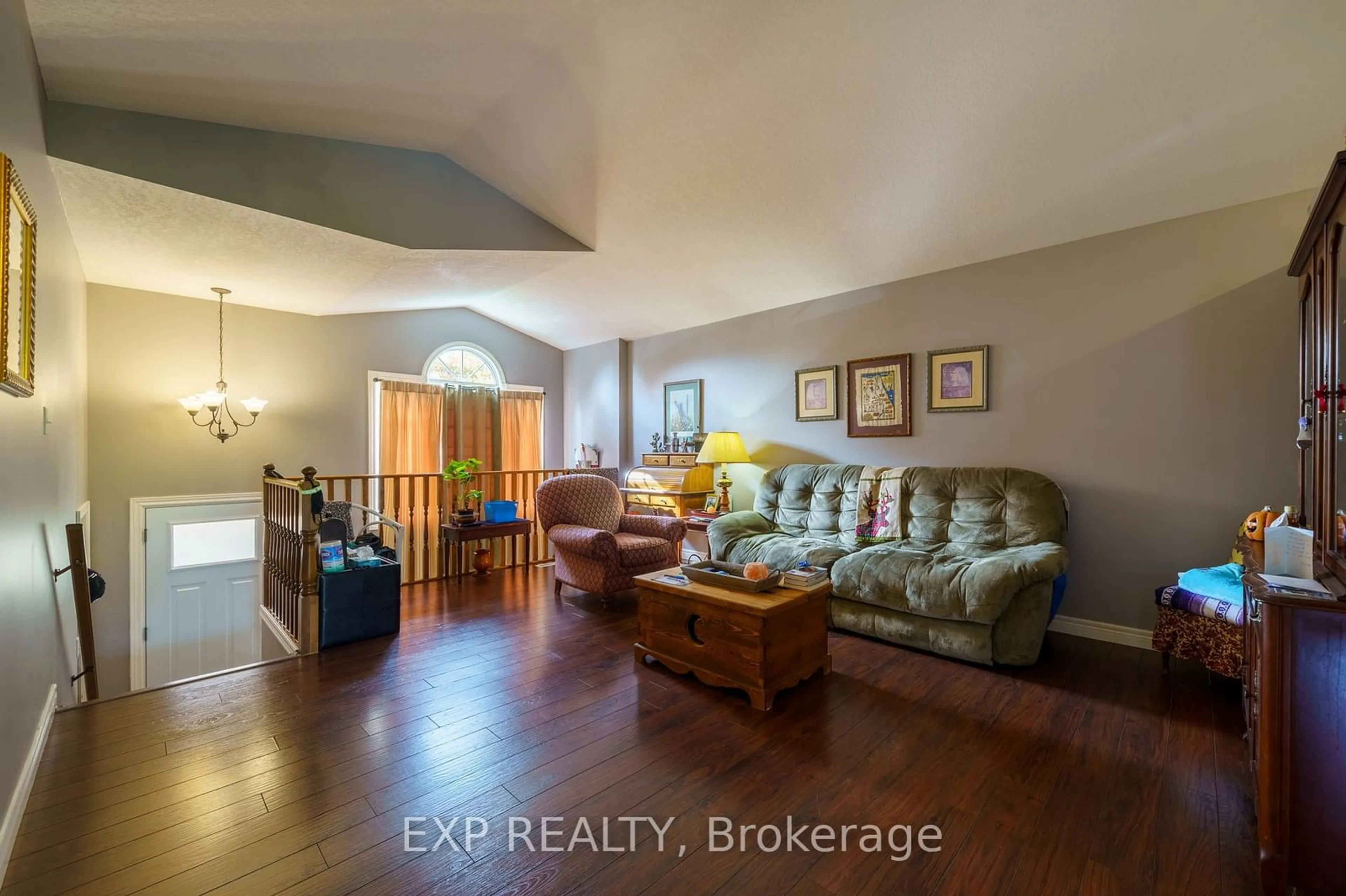 Living room, wood floors for 28 Schreyer Dr, St. Thomas Ontario N5R 6E8