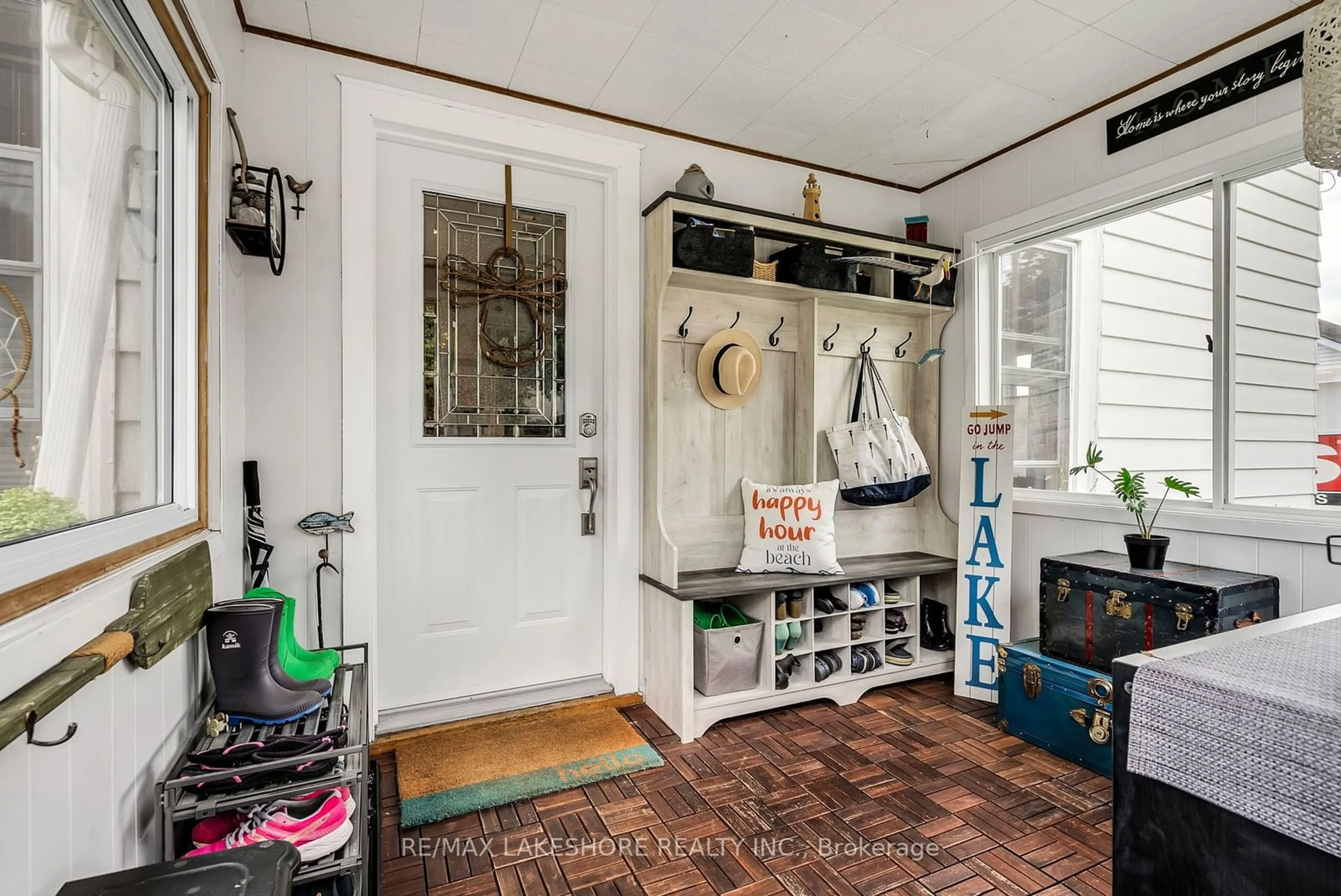 Indoor entryway, wood floors for 231 Perry St, Cobourg Ontario K9A 1P2