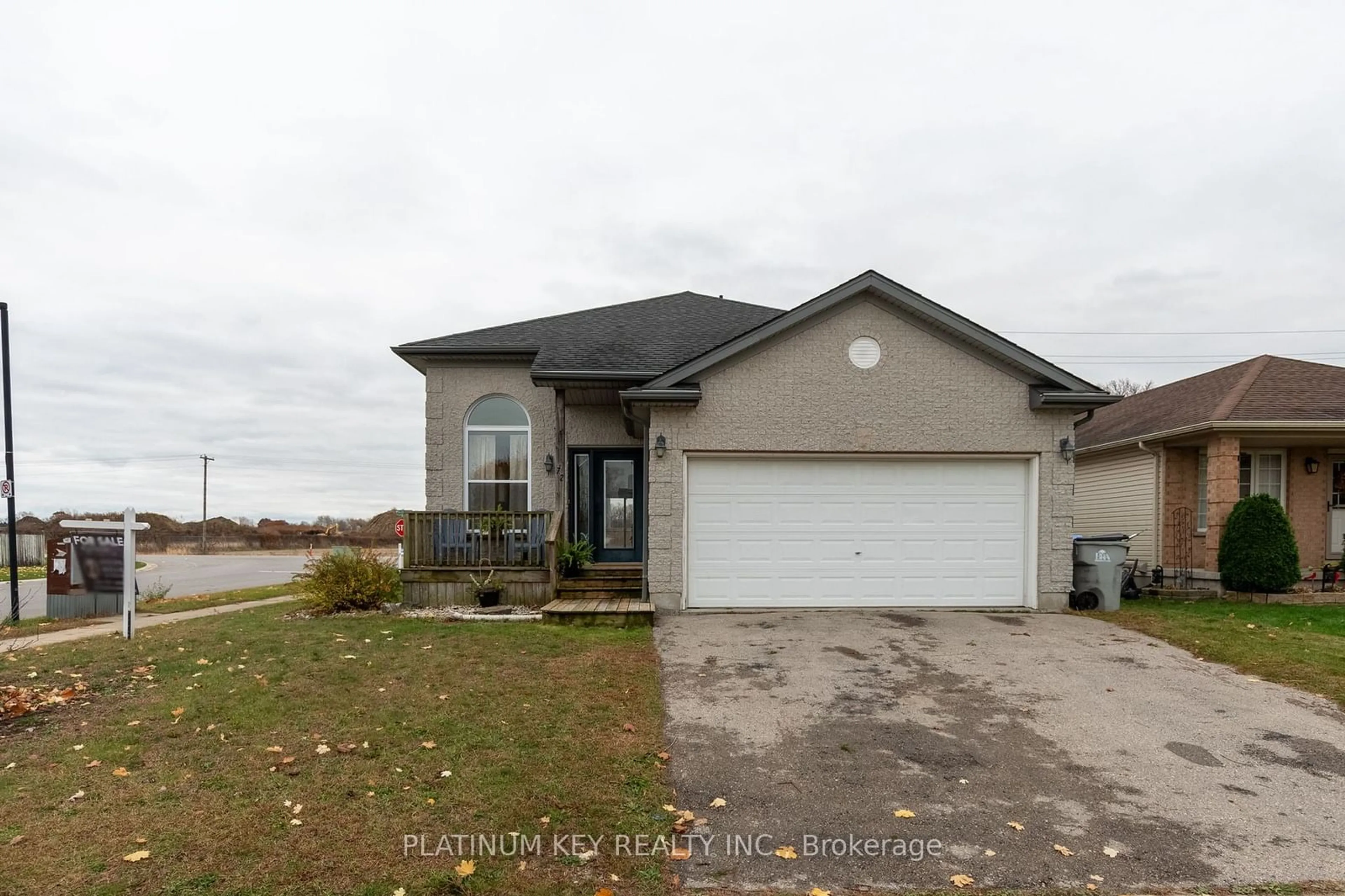 Frontside or backside of a home, cottage for 72 Juniper Cres, Strathroy-Caradoc Ontario N7G 4H1