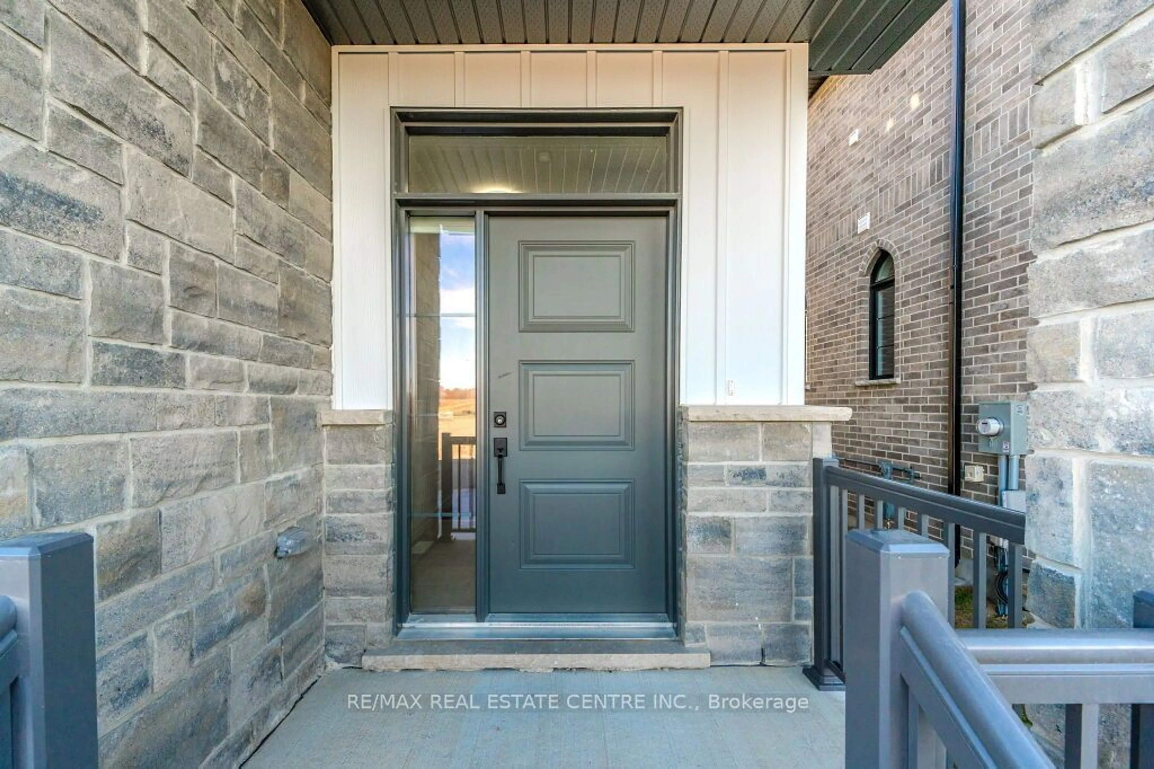 Indoor entryway, cement floor for 22 Sandstone St, Cambridge Ontario N1S 0E4