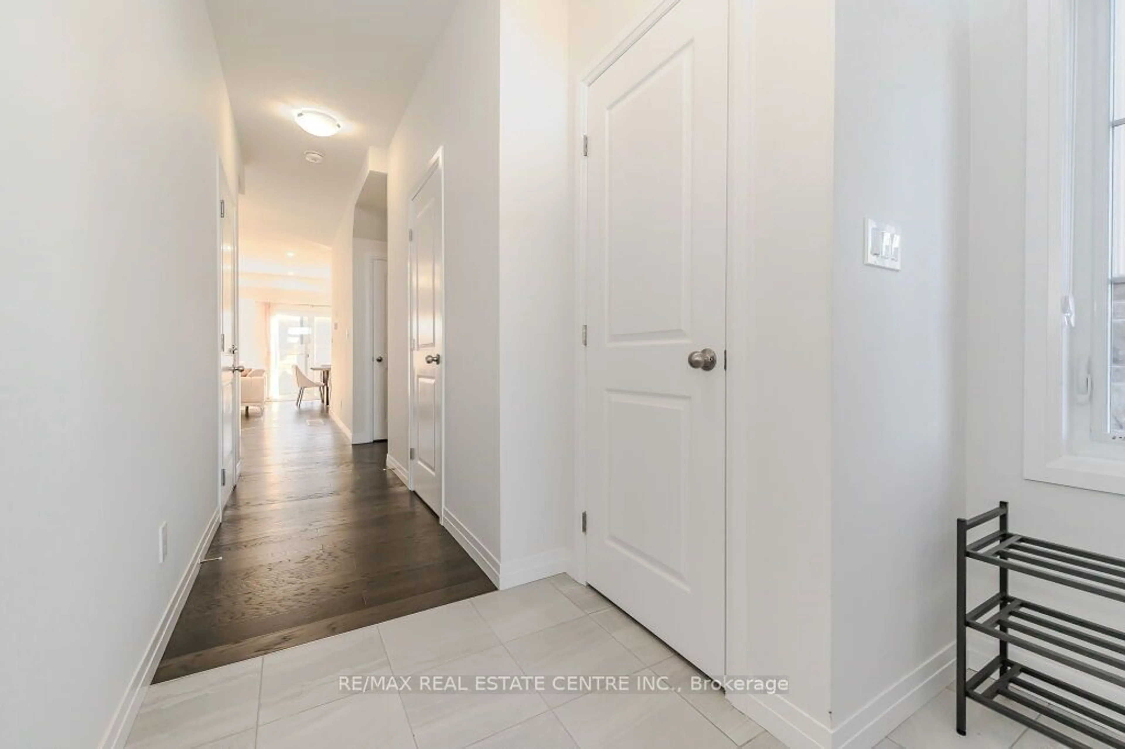 Indoor entryway, wood floors for 22 Sandstone St, Cambridge Ontario N1S 0E4