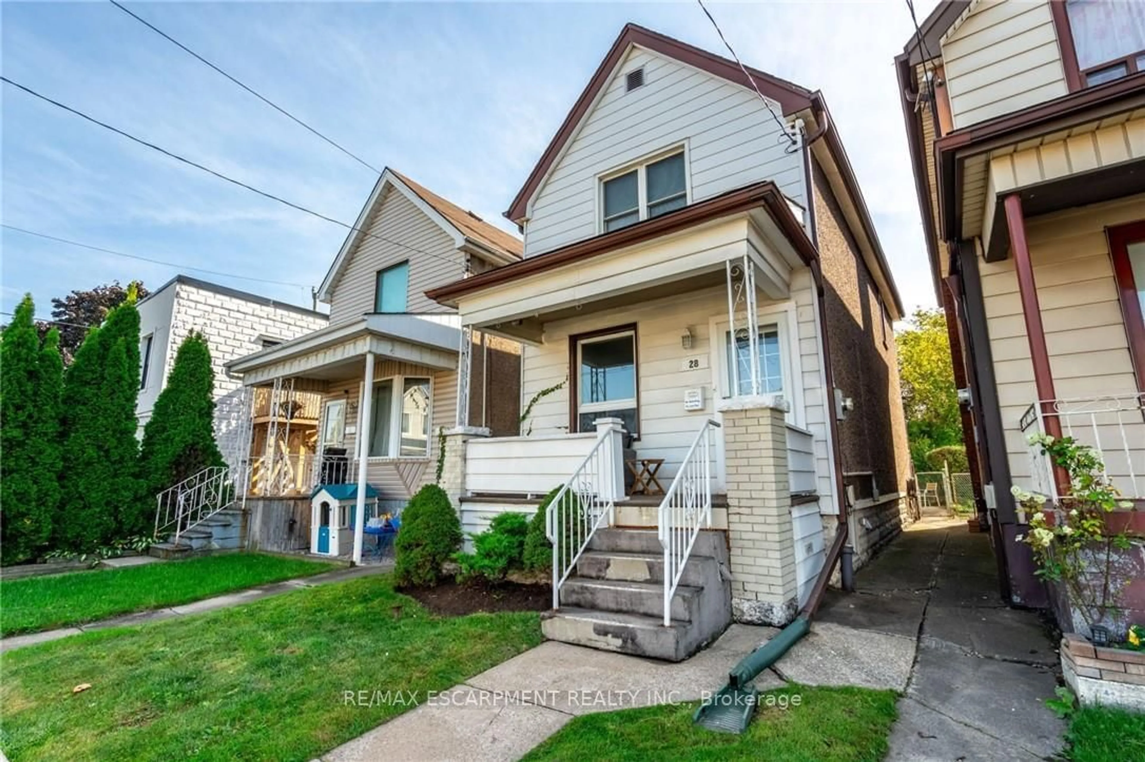 Frontside or backside of a home, cottage for 28 BRITANNIA Ave, Hamilton Ontario L8H 1W4