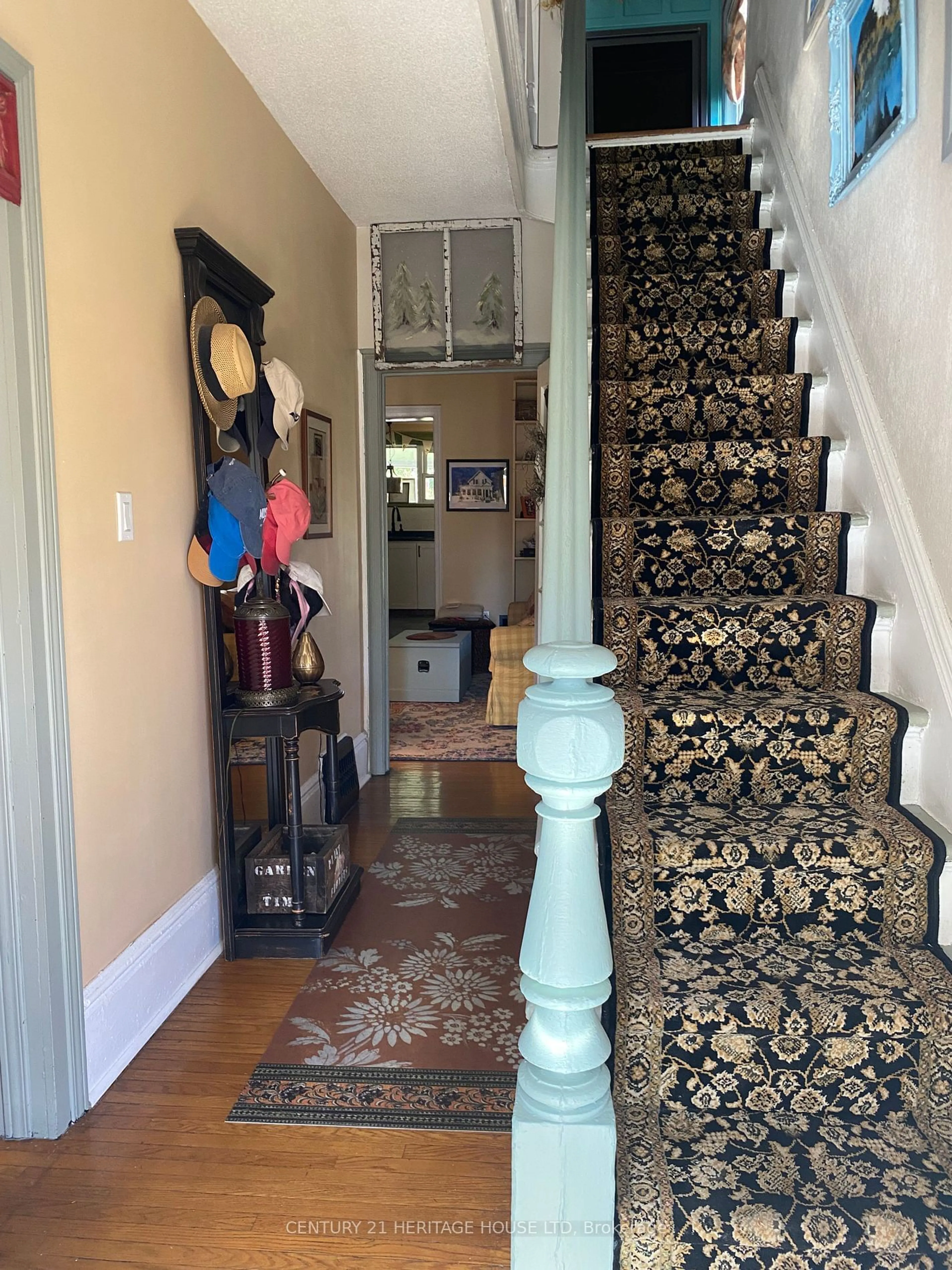 Indoor entryway, wood floors for 78 Forest Ave, St. Thomas Ontario N5R 2J5