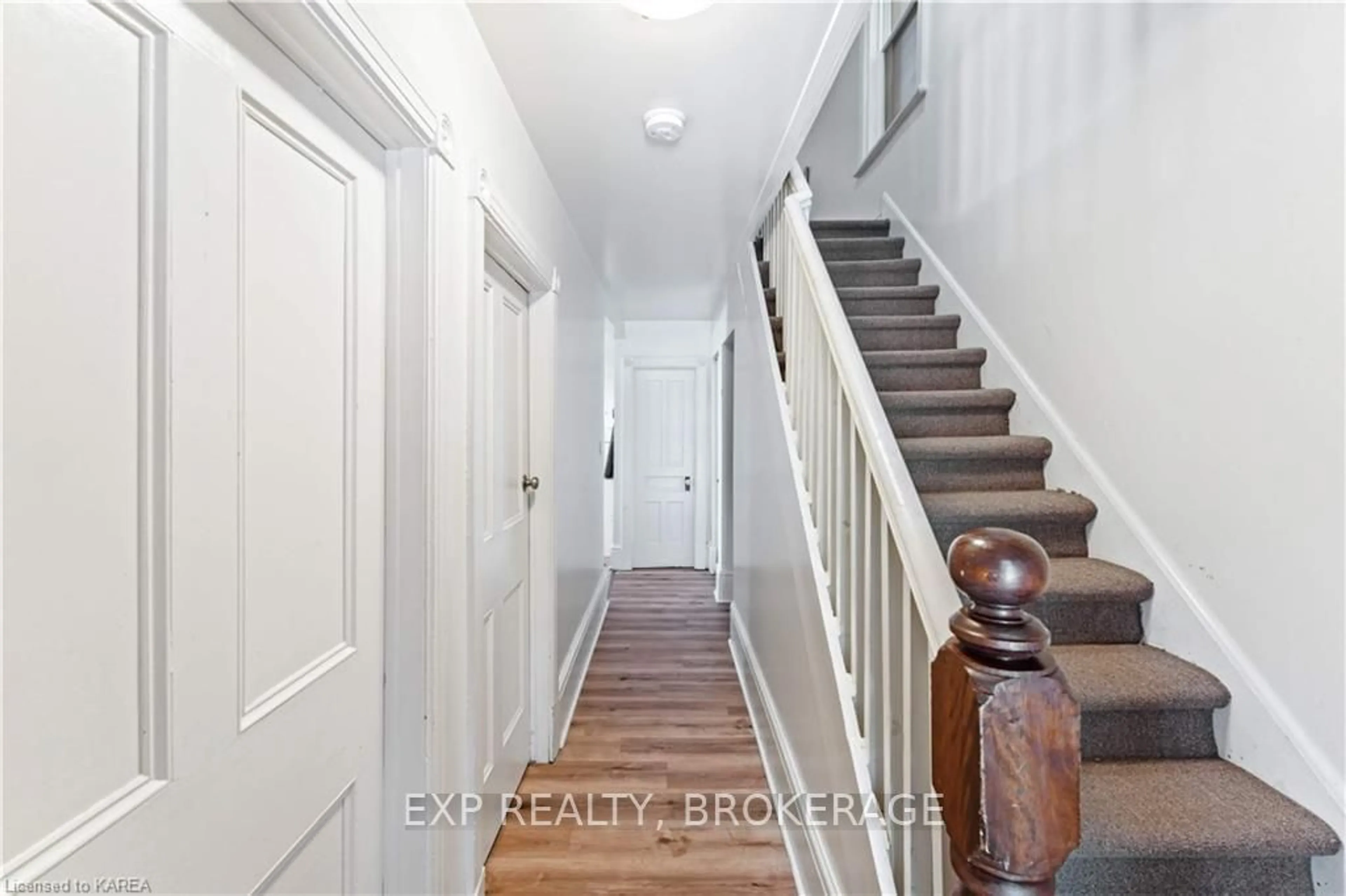 Indoor entryway, wood floors for 187 ALFRED St, Kingston Ontario K7L 3R8