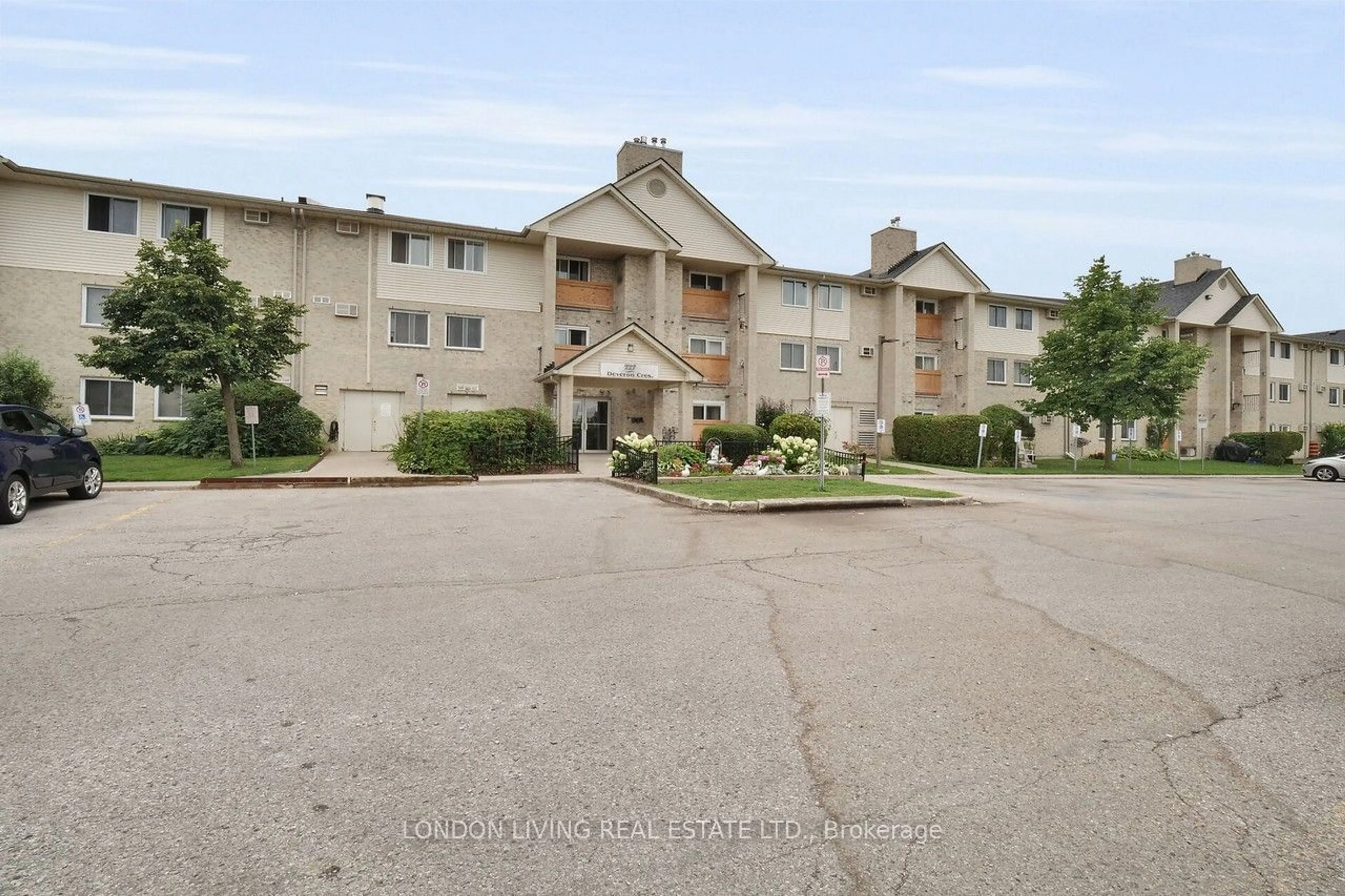 A pic from exterior of the house or condo, the street view for 727 Deveron Cres #207, London Ontario N5Z 4X4