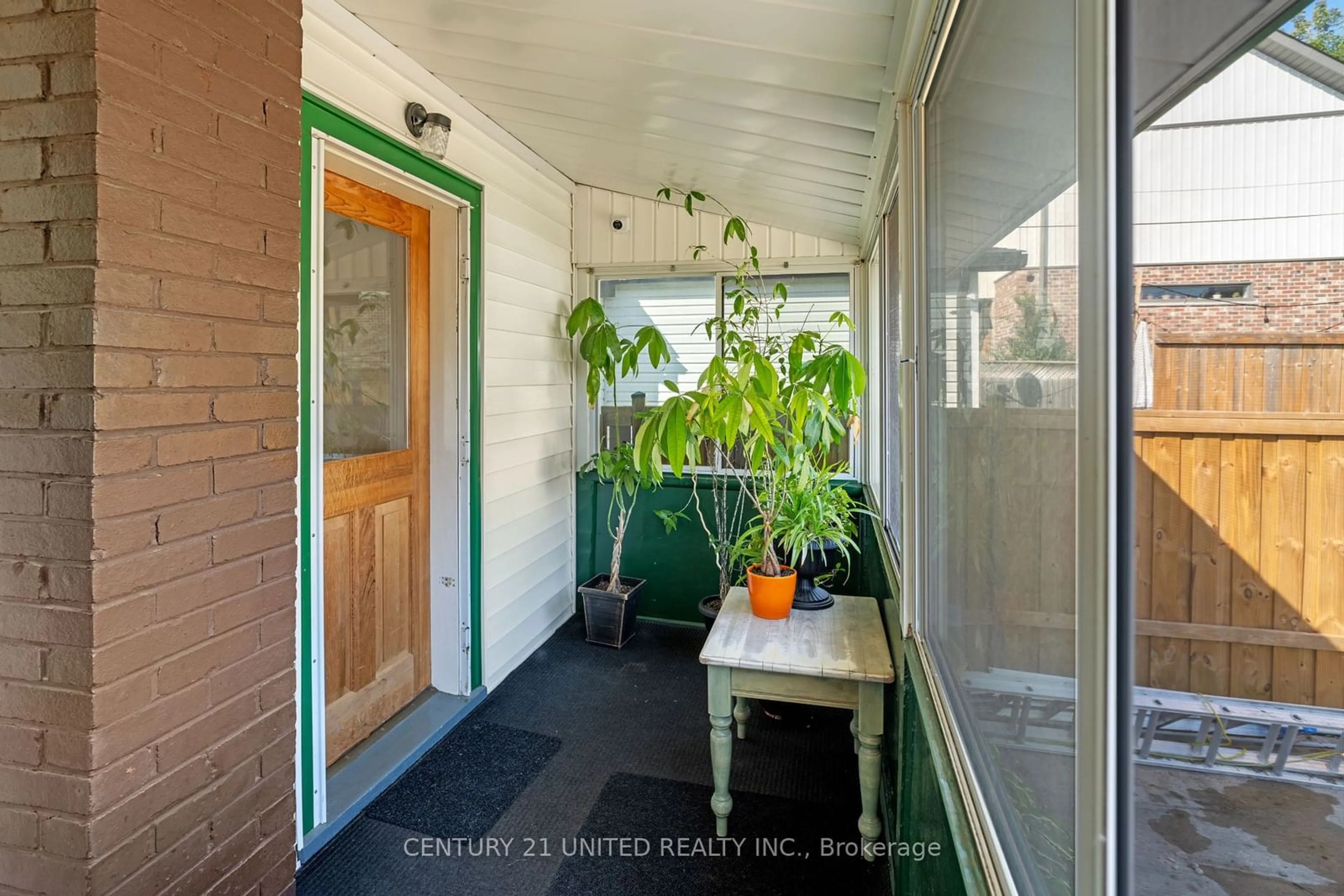 Indoor entryway for 402 Mcdonnel St, Peterborough Ontario K9H 2X6