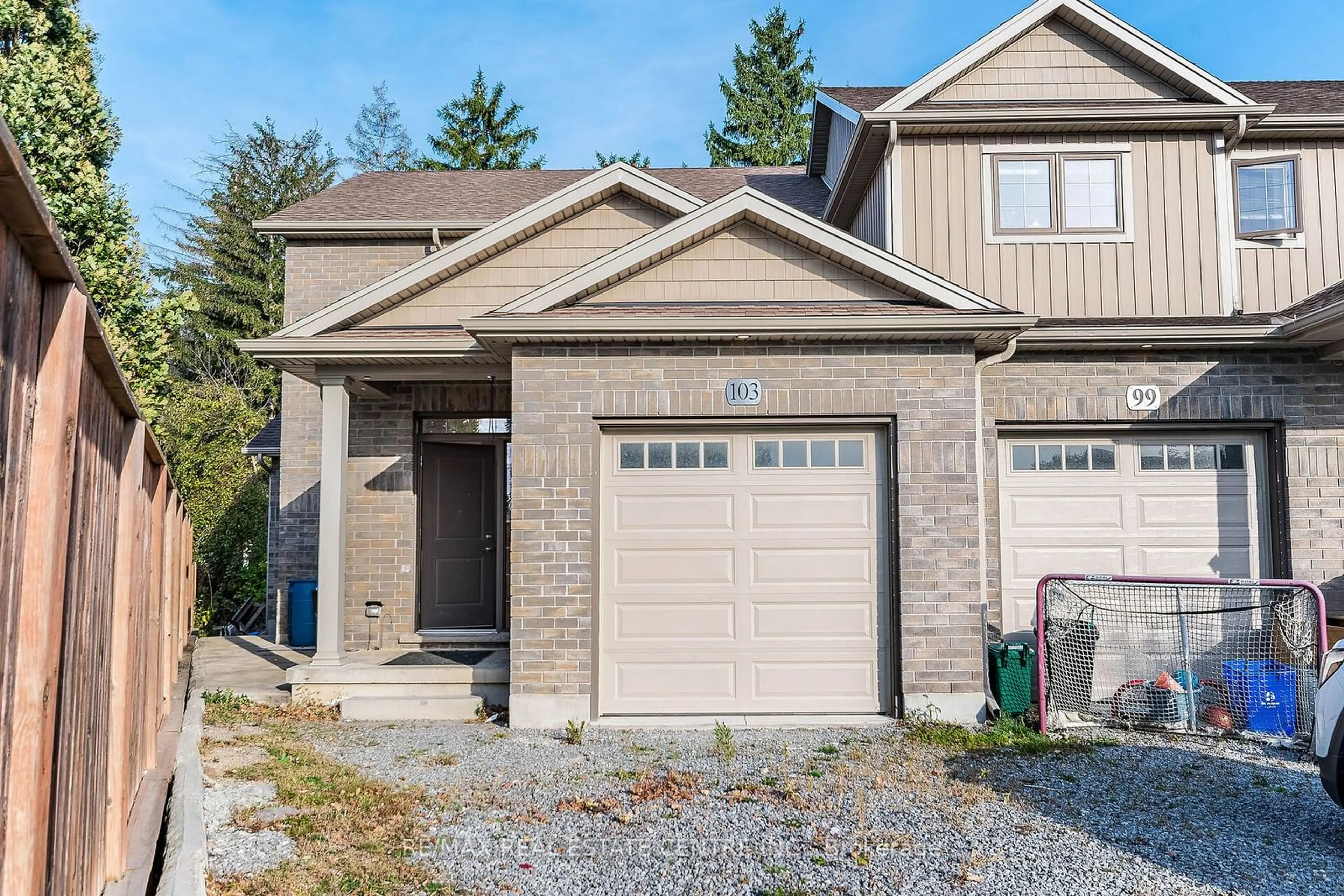 Frontside or backside of a home, cottage for 103 Manhattan Crt, St. Catharines Ontario L2R 0B8