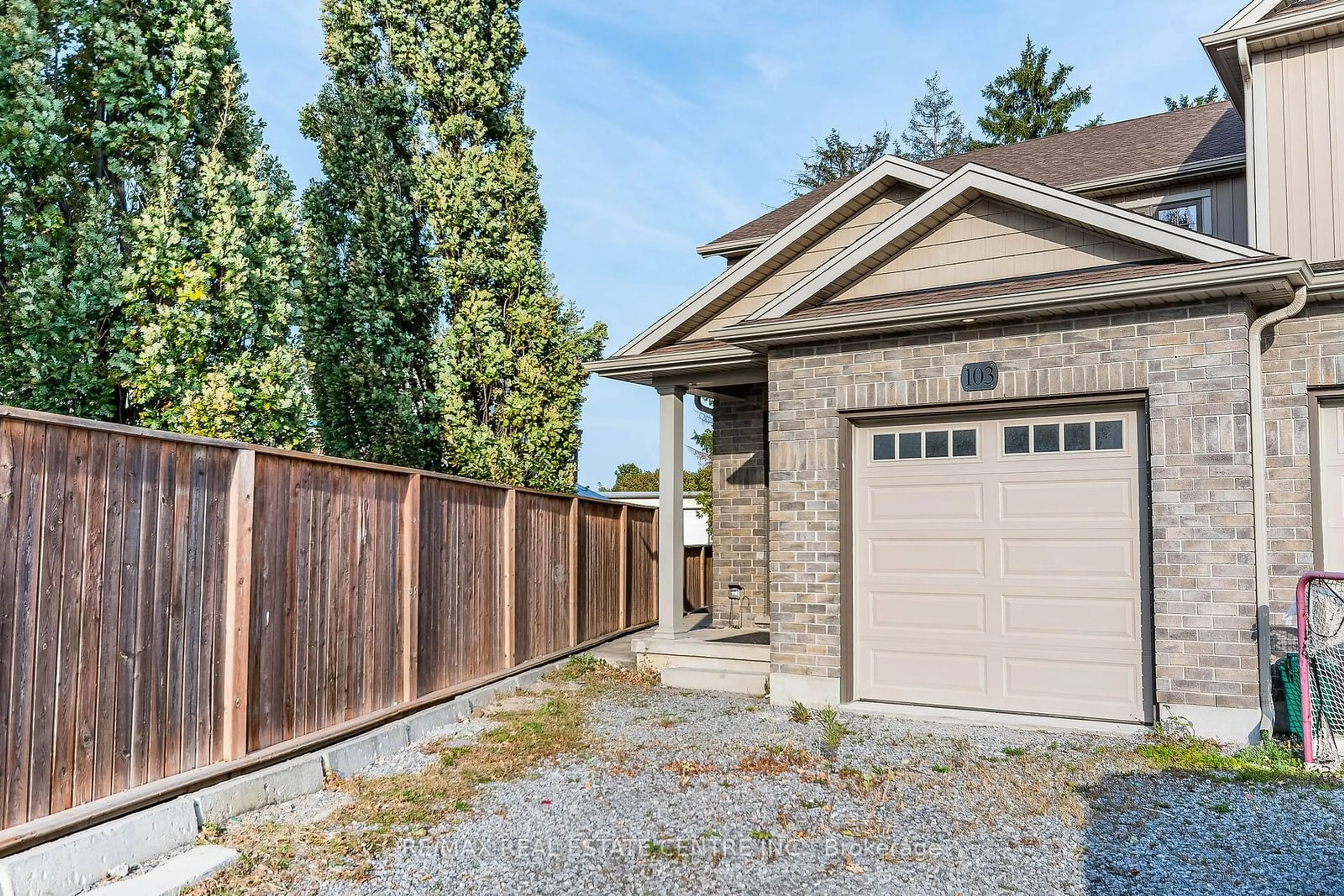 Home with brick exterior material for 103 Manhattan Crt, St. Catharines Ontario L2R 0B8