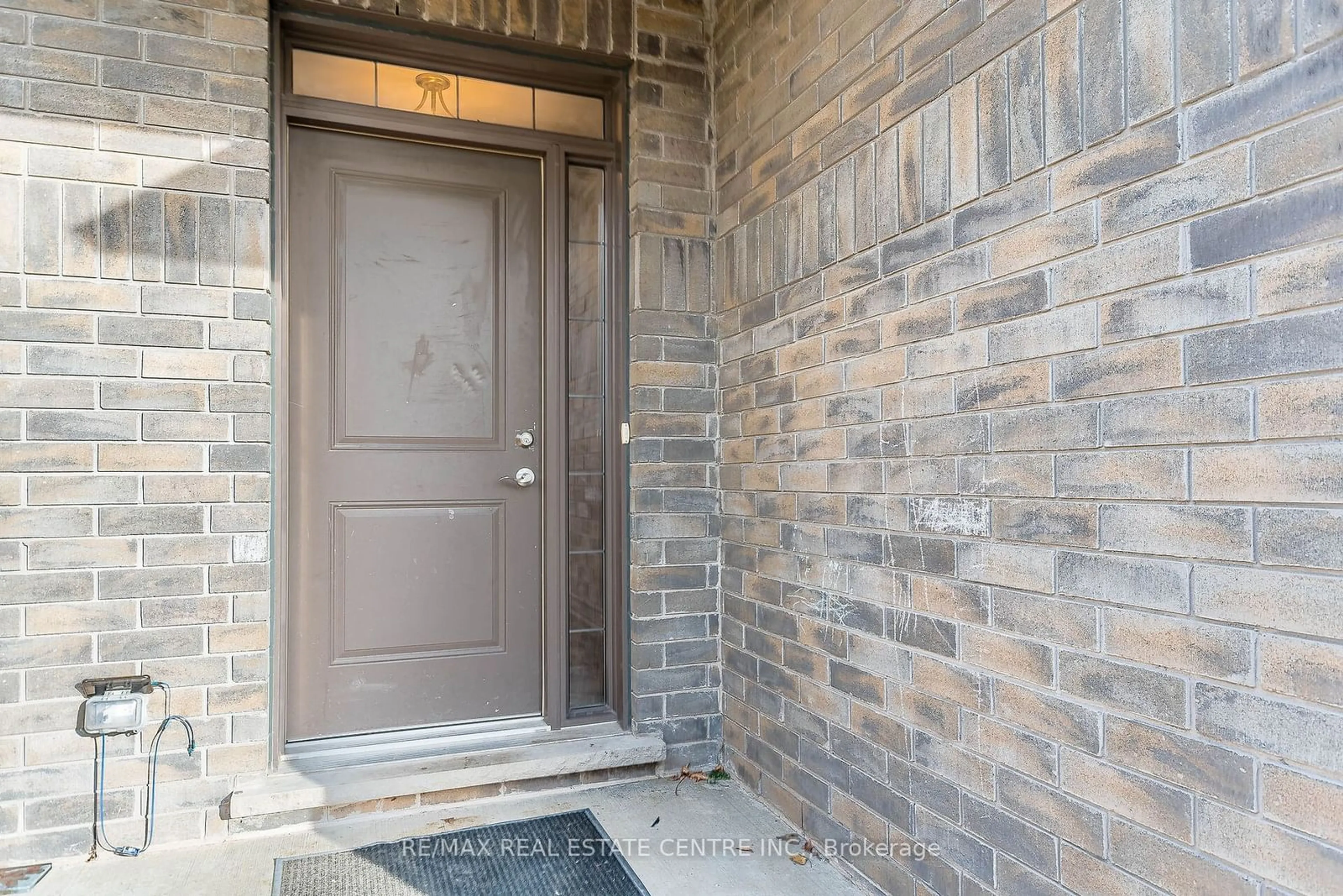 Indoor entryway, cement floor for 103 Manhattan Crt, St. Catharines Ontario L2R 0B8