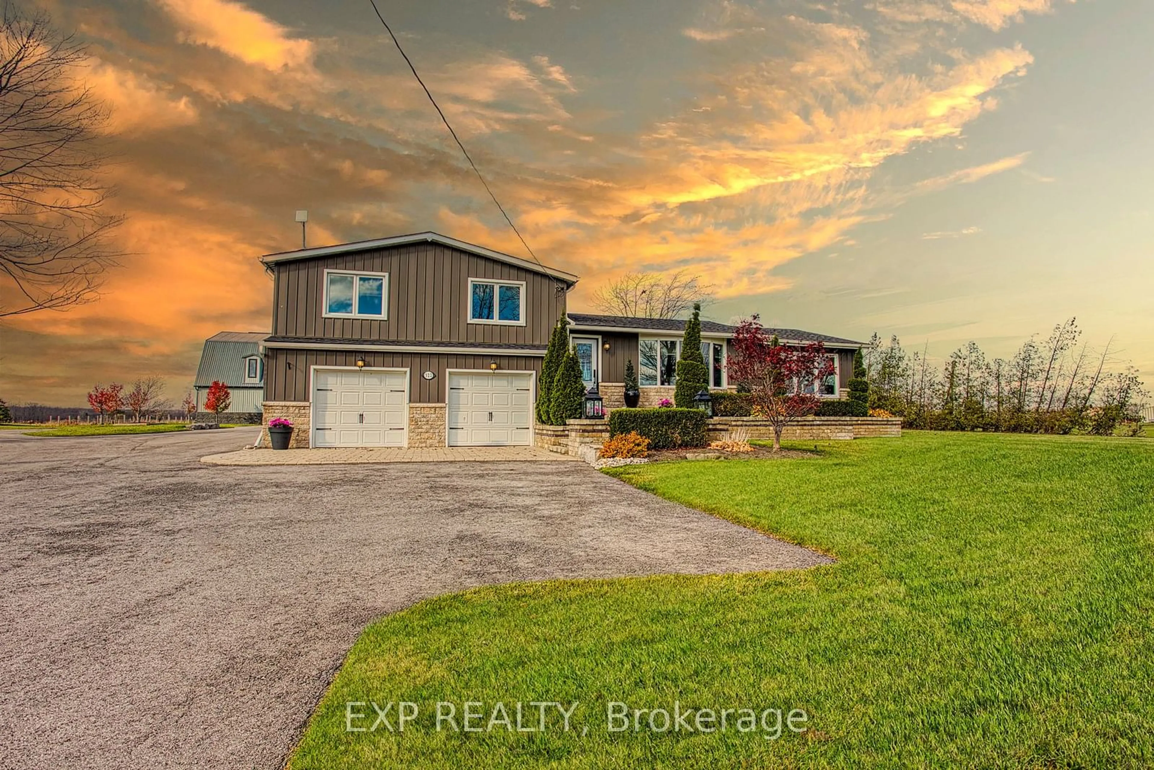 Frontside or backside of a home, cottage for 322 Russ Rd, Grimsby Ontario L3M 4E7