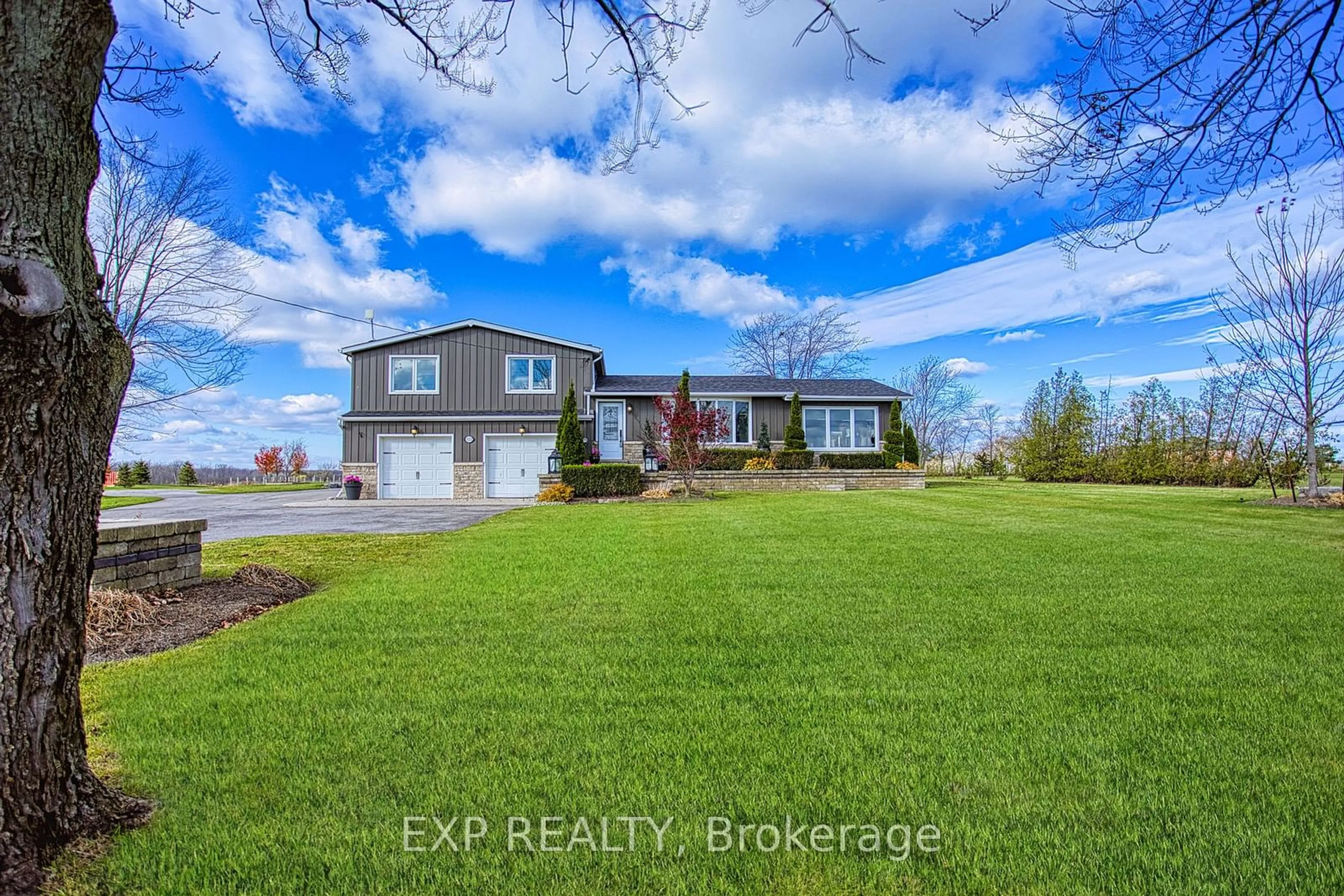 Frontside or backside of a home, cottage for 322 Russ Rd, Grimsby Ontario L3M 4E7