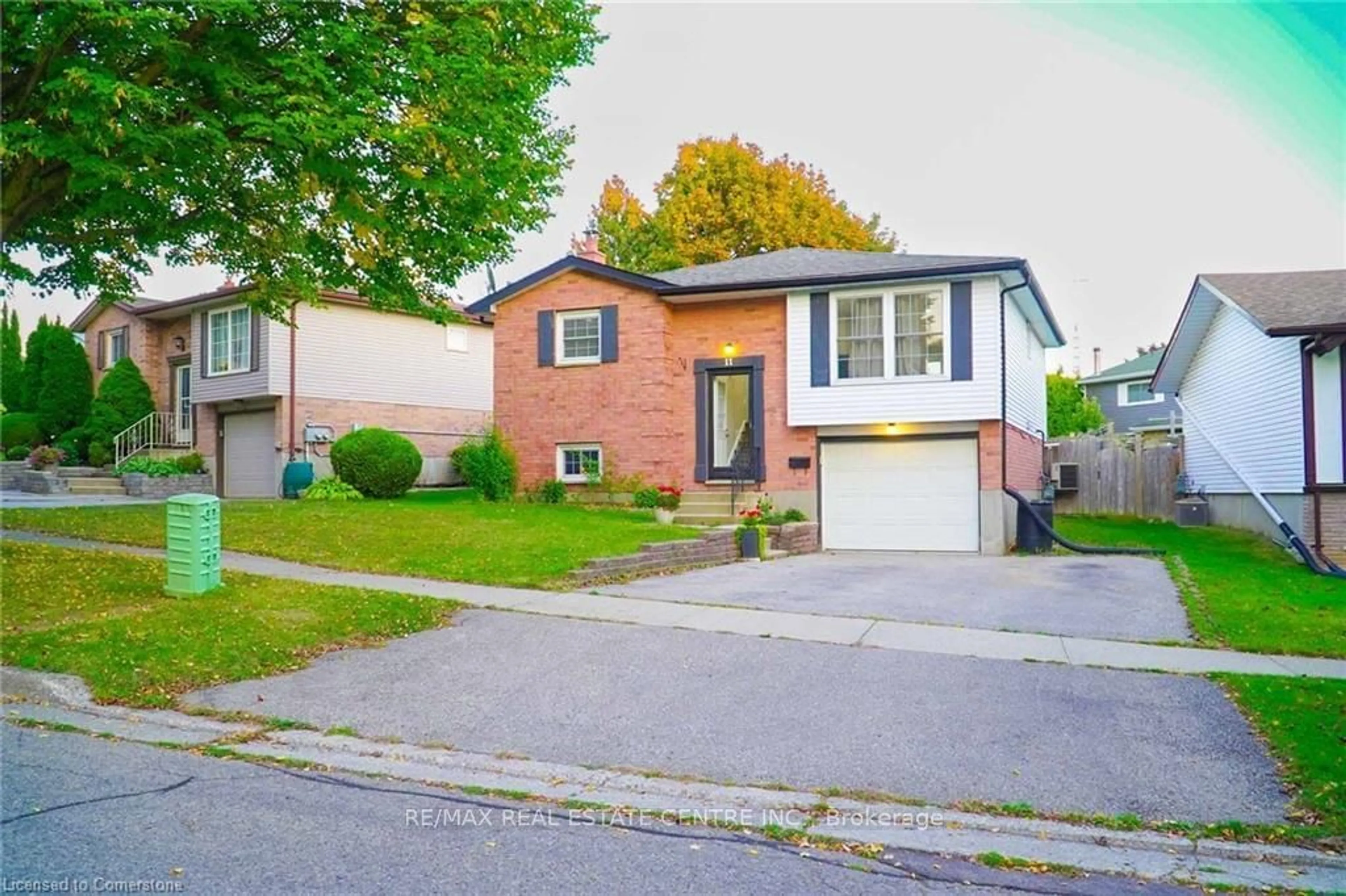 Frontside or backside of a home, the street view for 11 Wheatfield Cres, Kitchener Ontario N2P 1P7