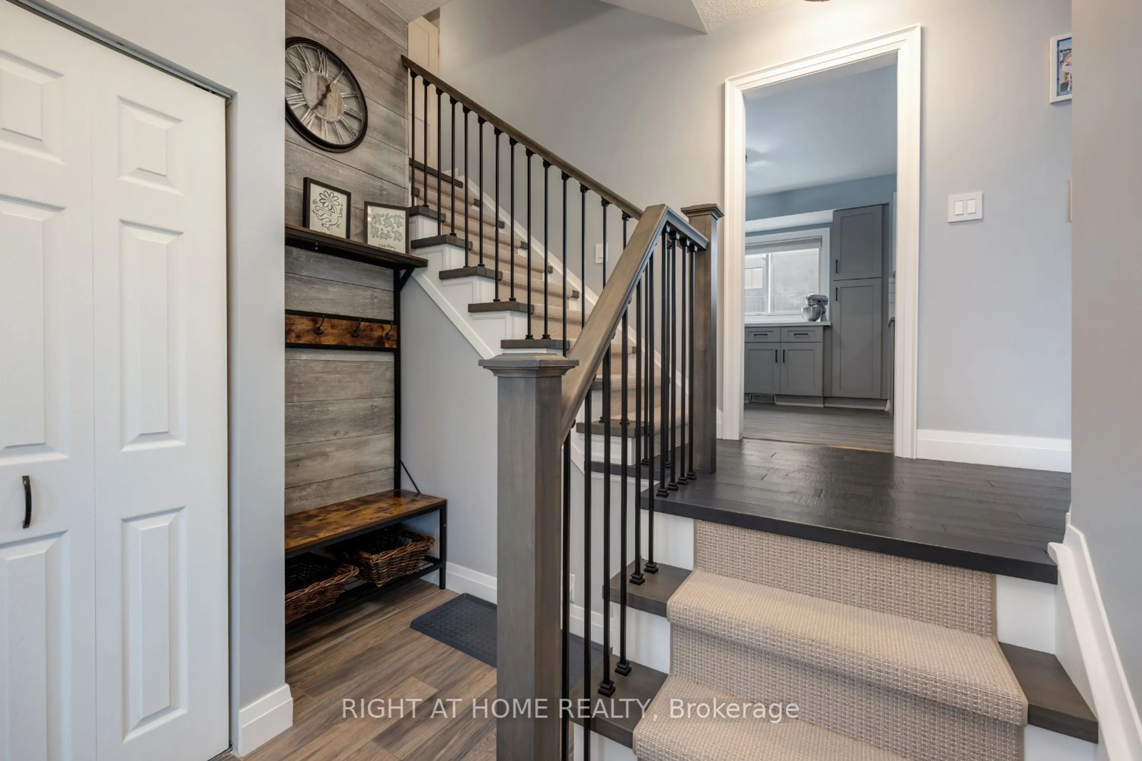 Indoor entryway, wood floors for 961 Curtis Cres, Cobourg Ontario K9A 2W4