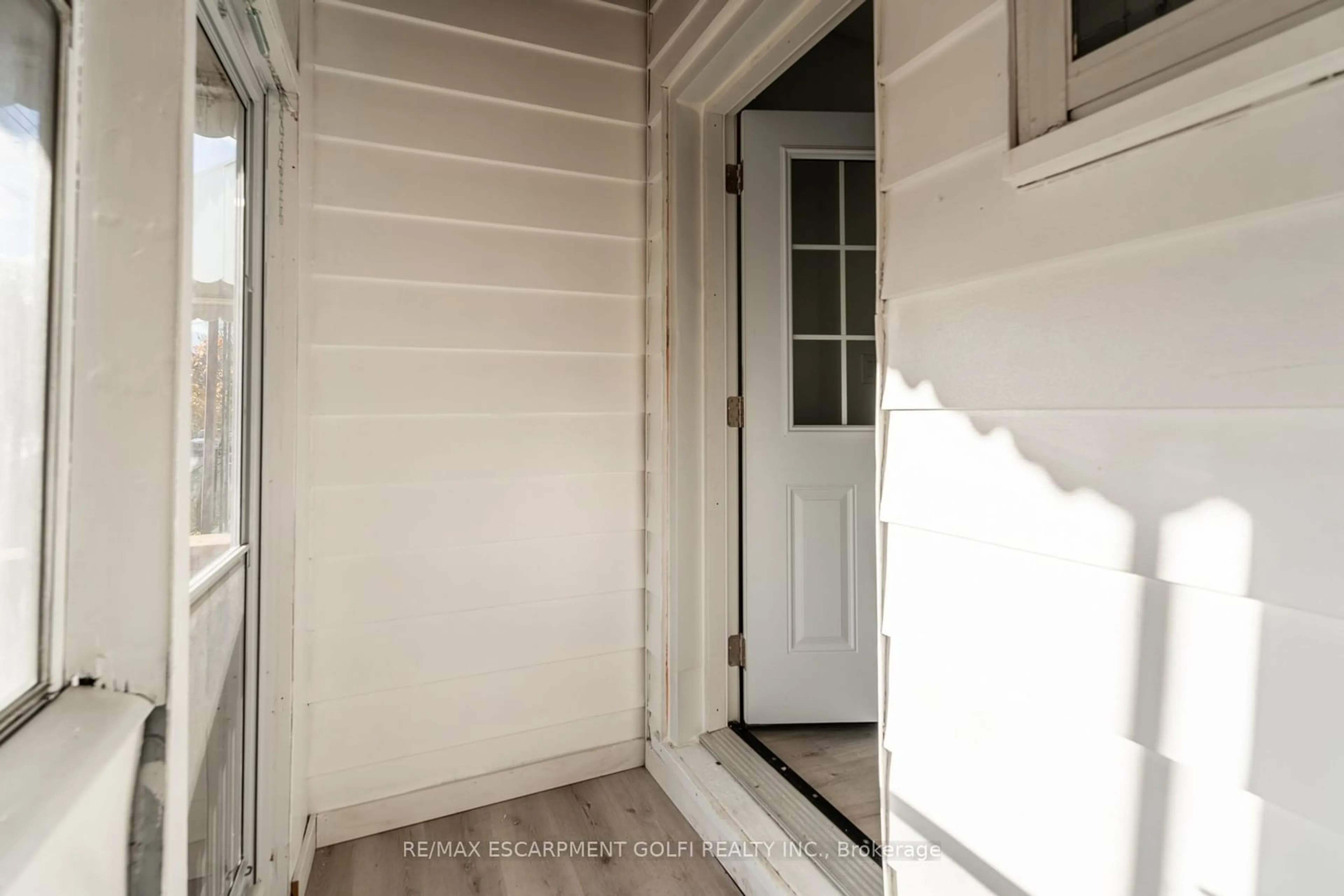 Indoor entryway, wood floors for 27 HARVEY St, Hamilton Ontario L8L 2L9