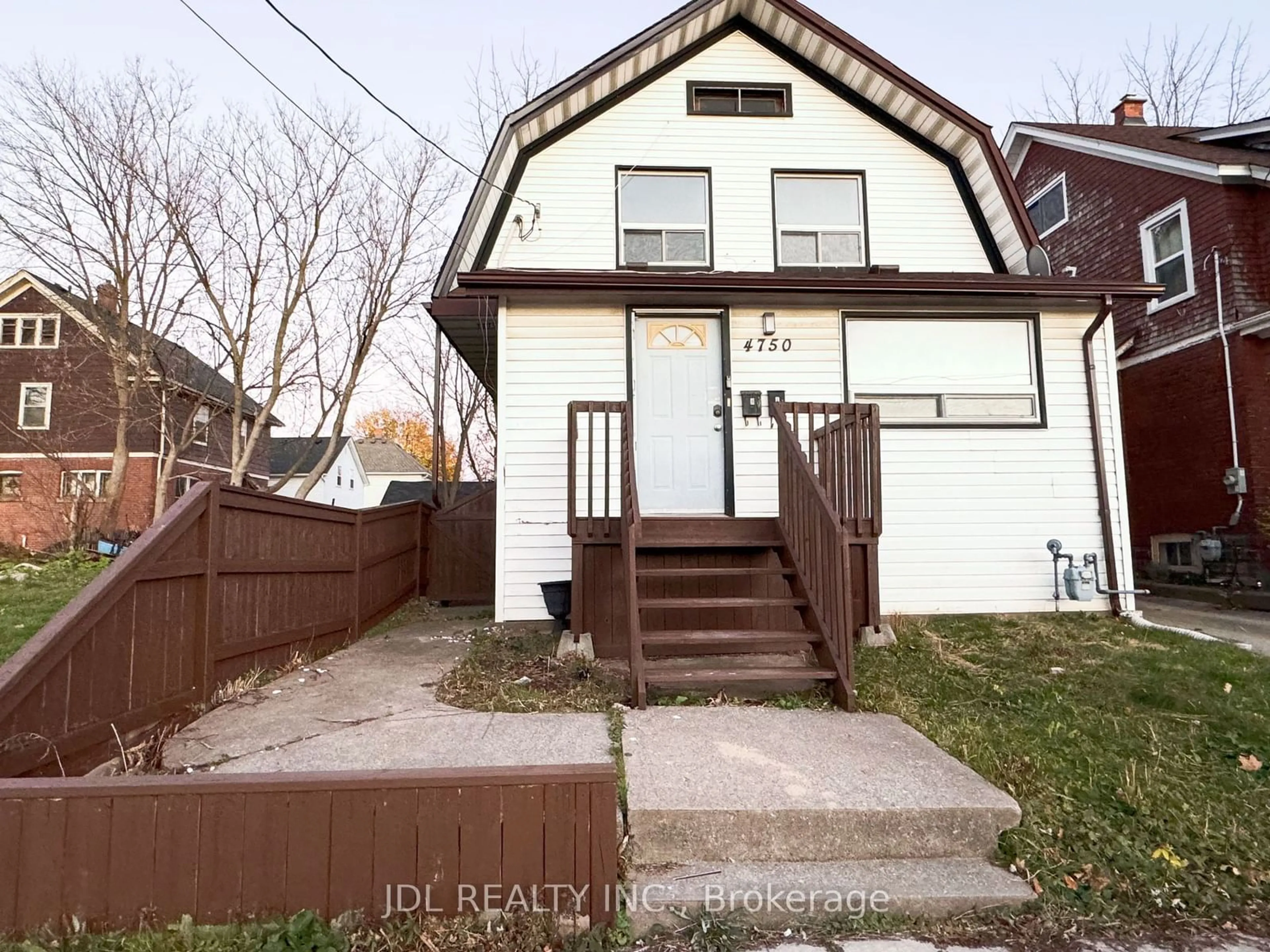 Frontside or backside of a home, the street view for 4750 Saint Lawrence Ave, Niagara Falls Ontario L2E 3X9