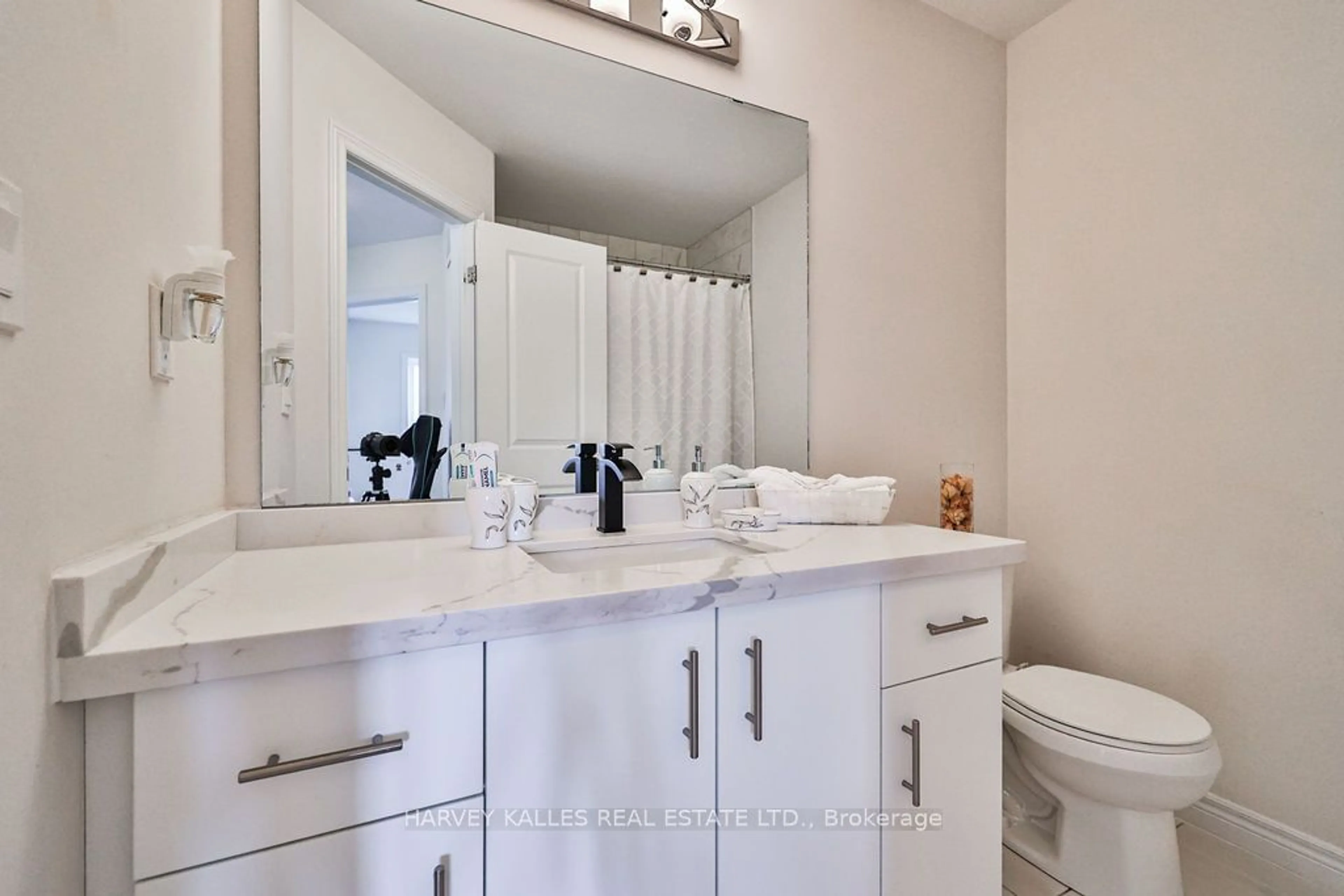 Bathroom, wood floors for 20 Barley Lane, Hamilton Ontario L9K 0K1