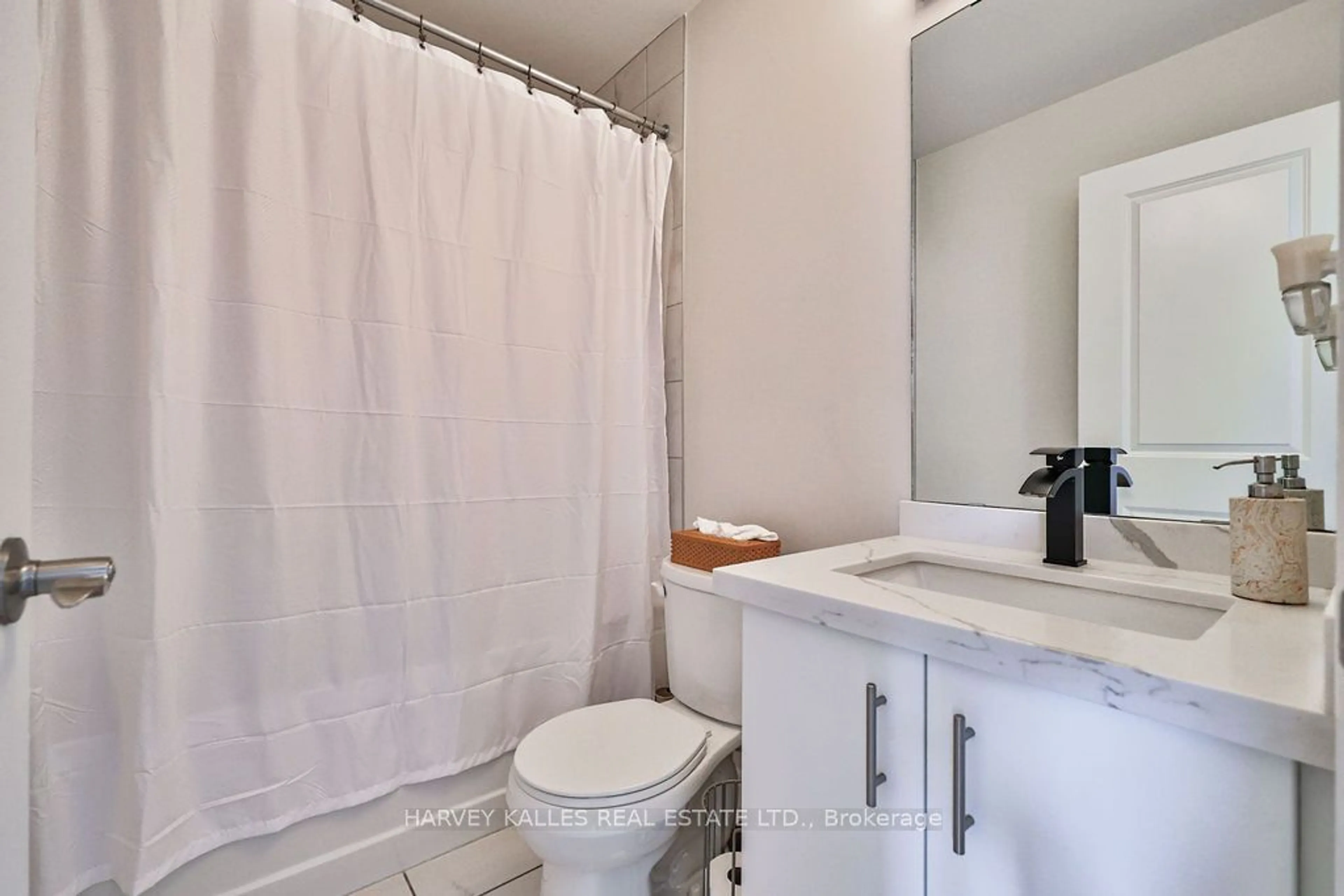 Standard bathroom for 20 Barley Lane, Hamilton Ontario L9K 0K1