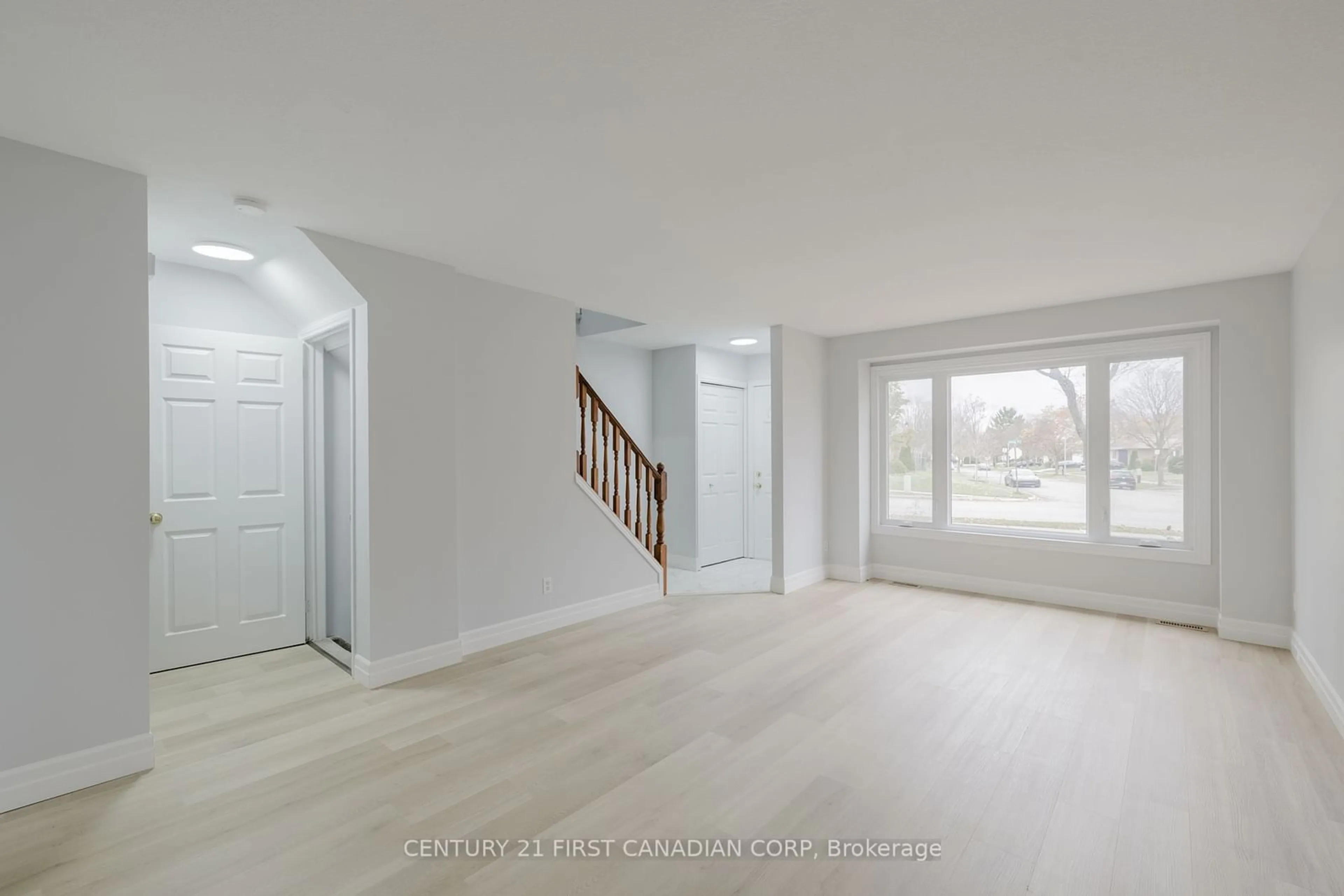 Indoor entryway, wood floors for 1095 Jalna Blvd #105, London Ontario N6E 2Y7